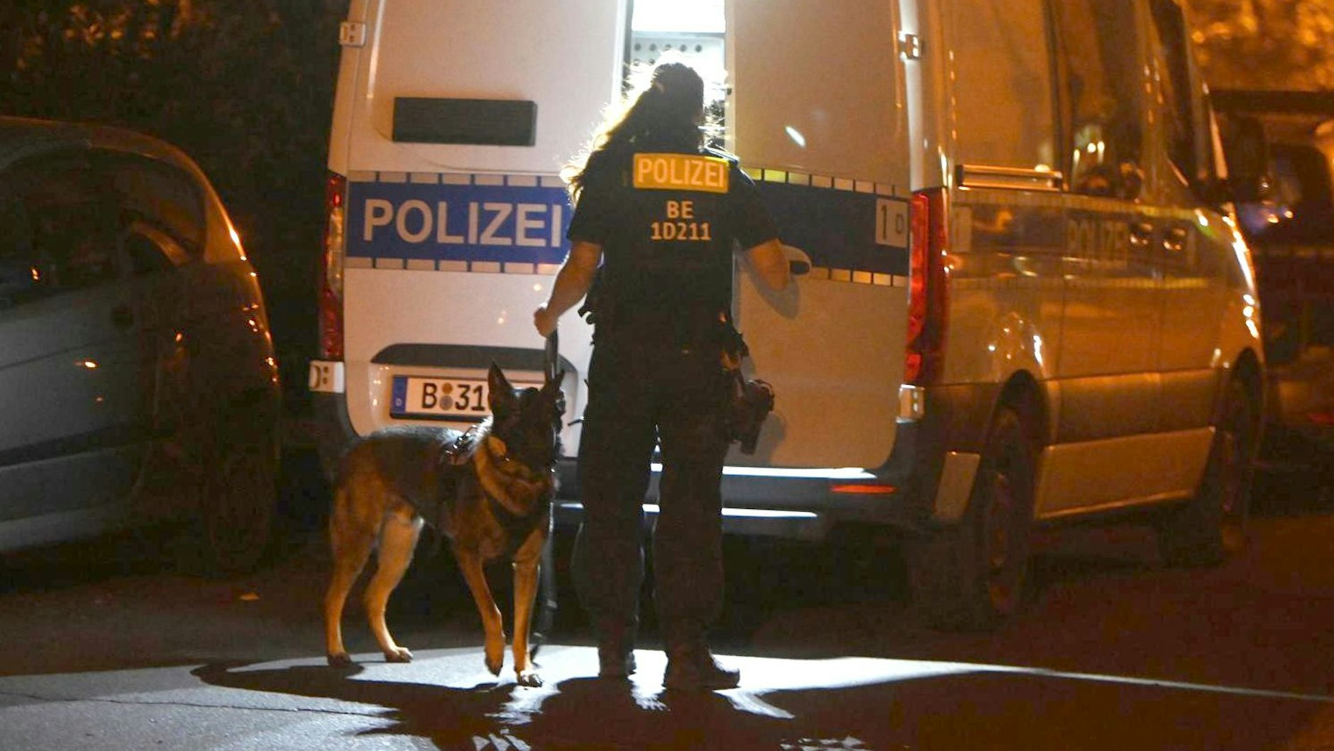 Zum Einsatz kam auch ein Diensthund der Polizei Berlin.
