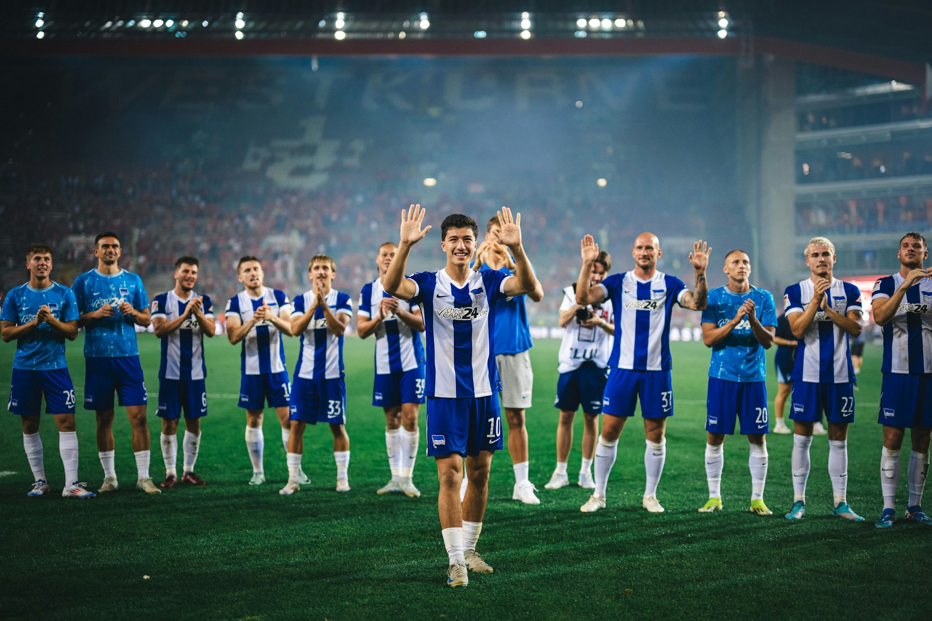 Ibo Maza lässt sich nach dem 4:3-Torfestival in Kaiserslautern von den mitgereisten Hertha-Fans feiern. 