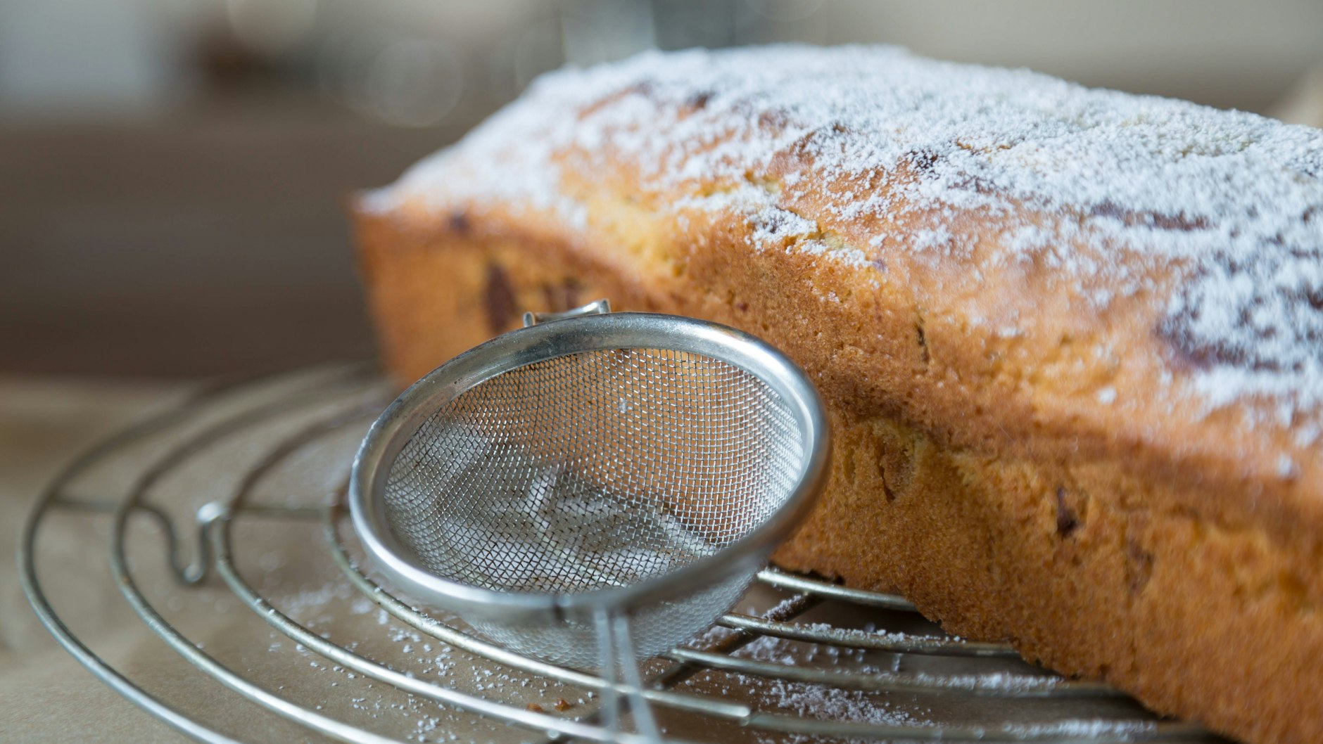Wenn Sie den Dresdner Kuchen mit Puderzucker bestäuben, verleiht das dem leckeren Rezept aus der DDR eine zusätzliche süße Note.