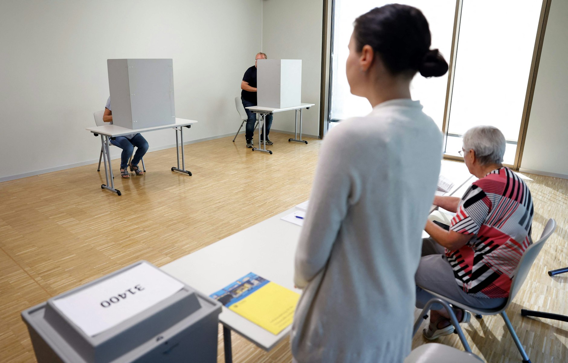 Wähler füllen ihre Stimmzettel für die sächsische Landtagswahl in einem Wahllokal in Dresden aus.