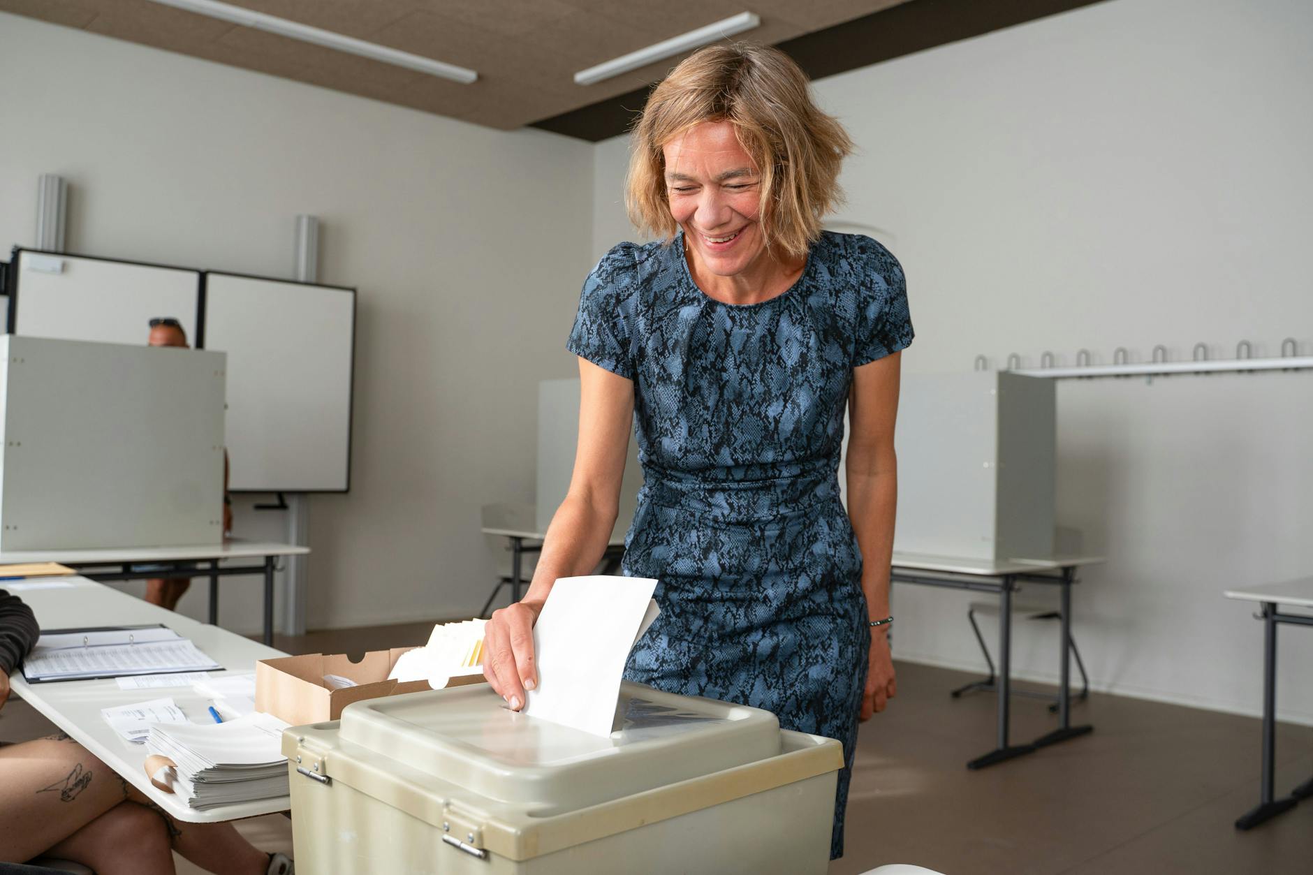 Linken-Direktkandidatin Juliane Nagel gibt ihre Stimme ab.