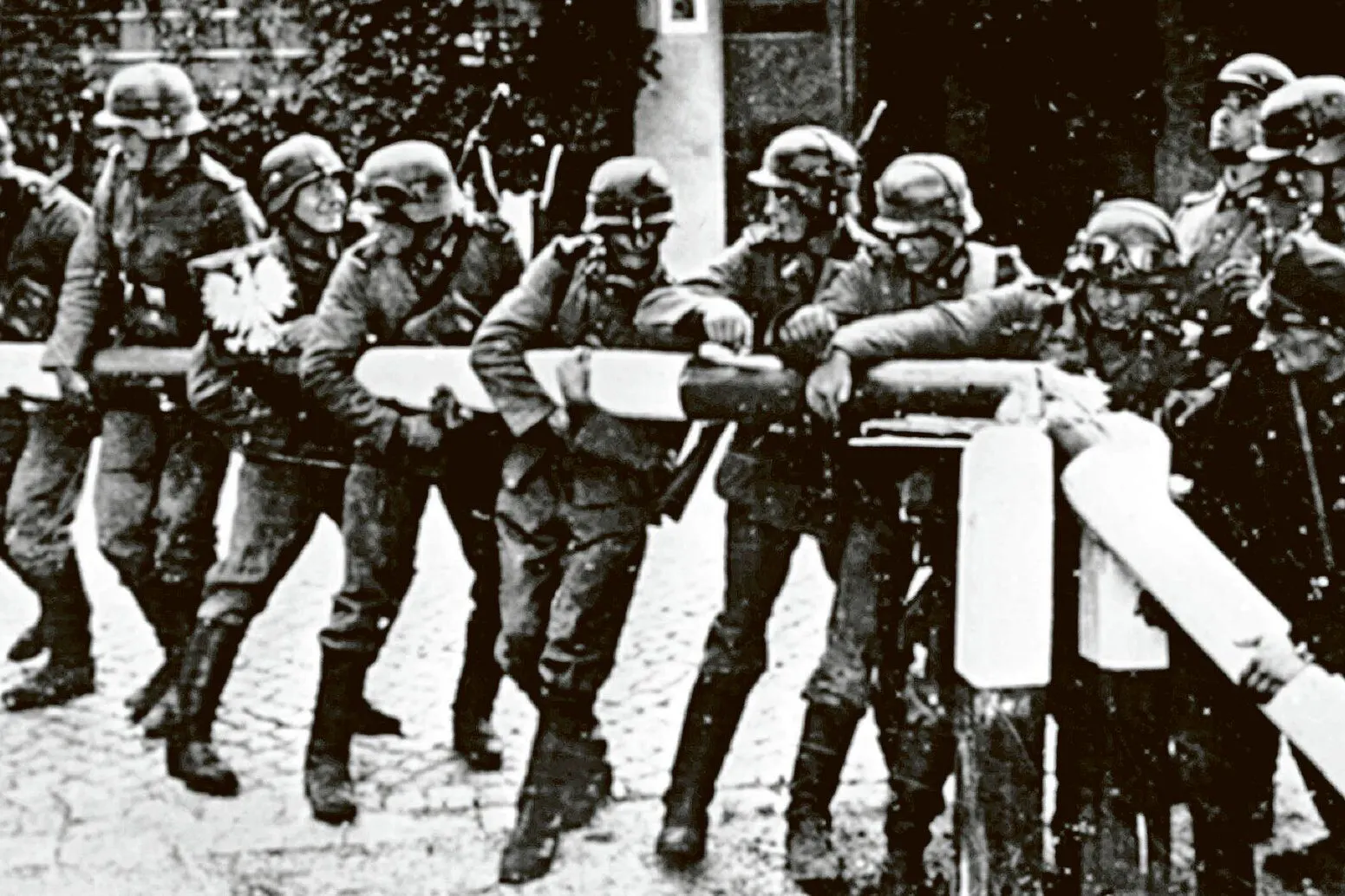Beim Einmarsch deutscher Truppen in Polen am 1. September 1939 reißen Soldaten der deutschen Wehrmacht einen rot-weißen Schlagbaum an der deutsch-polnischen Grenze nieder.