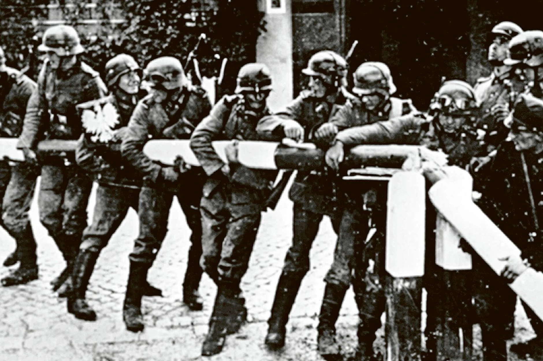Beim Einmarsch deutscher Truppen in Polen am 1. September 1939 reißen Soldaten der deutschen Wehrmacht einen rot-weißen Schlagbaum an der deutsch-polnischen Grenze nieder.