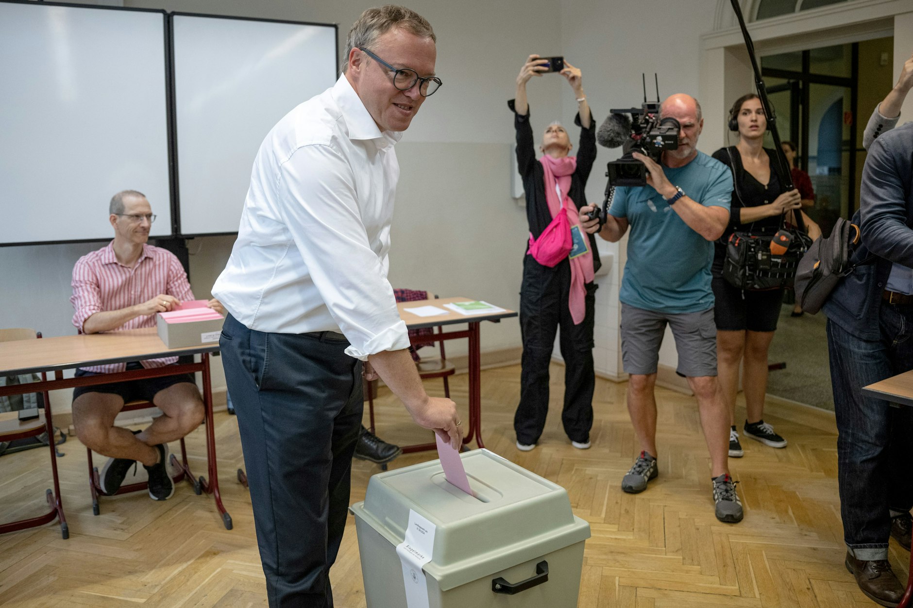 Mario Voigt (CDU), Vorsitzender der CDU in Thüringen und Spitzenkandidat seiner Partei, wirft seinen Stimmzettel in die Wahlurne. 