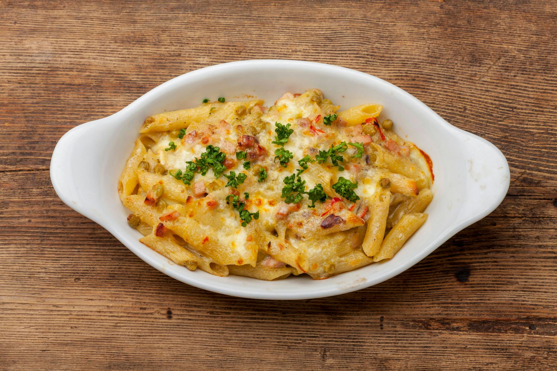 Lecker, deftig und rustikal: Nudel-Schinken-Gratin ist DER Klassiker unter den Pasta-Aufläufen. Probieren Sie unser Rezept aus!