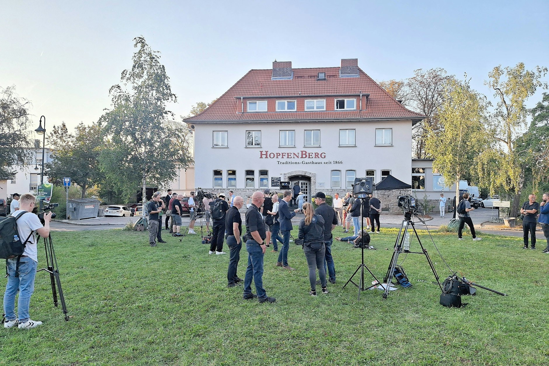 Journalisten, die zur Wahlparty der AfD nicht zugelassen waren, stehen vor dem Veranstaltungsort.