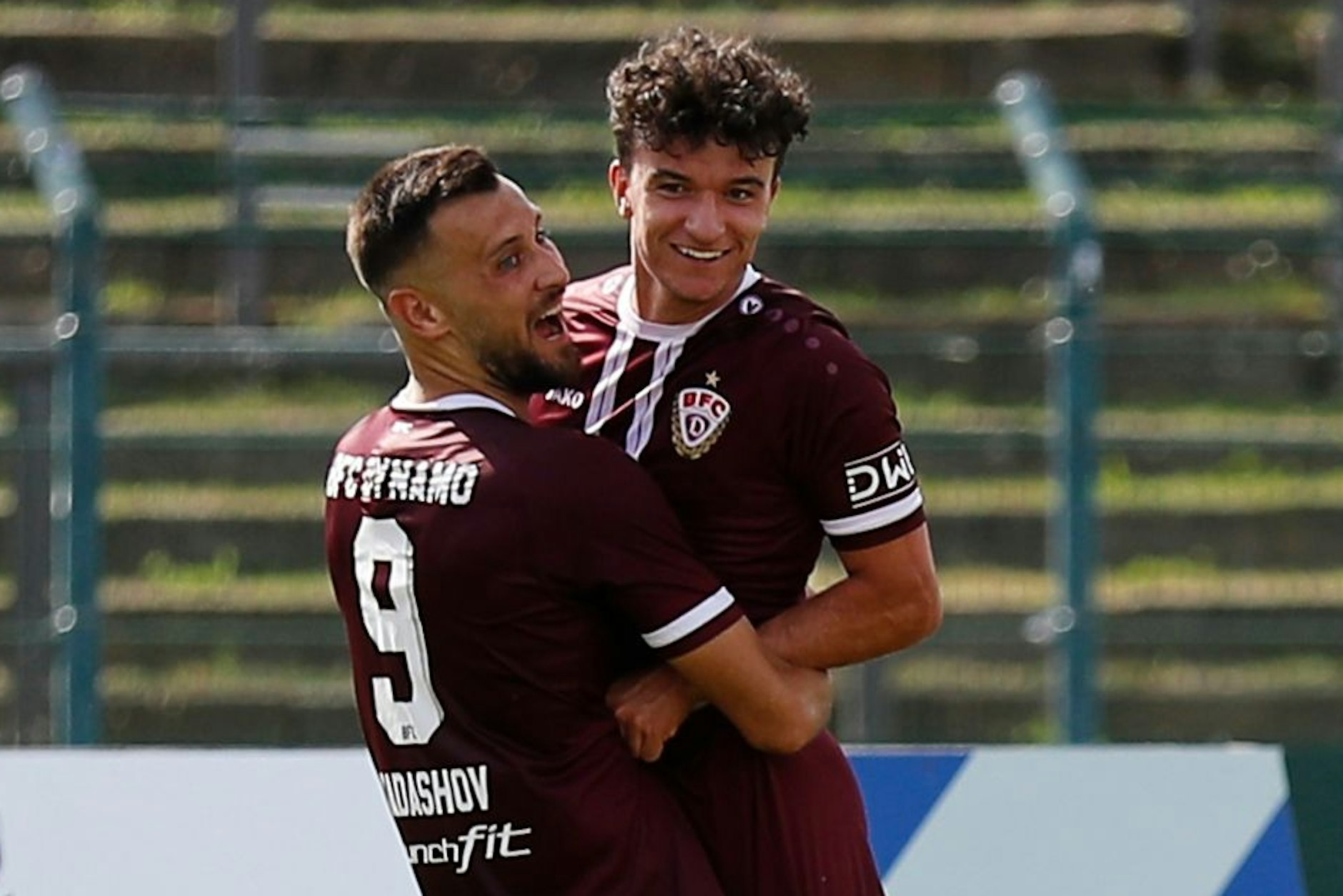 BFC-Torschützen gegen Hertha 03 Zehlendorf: Rufat Dadashov (l.) und Henry John Crosthwaite feiern das 2:0 der Dynamos.