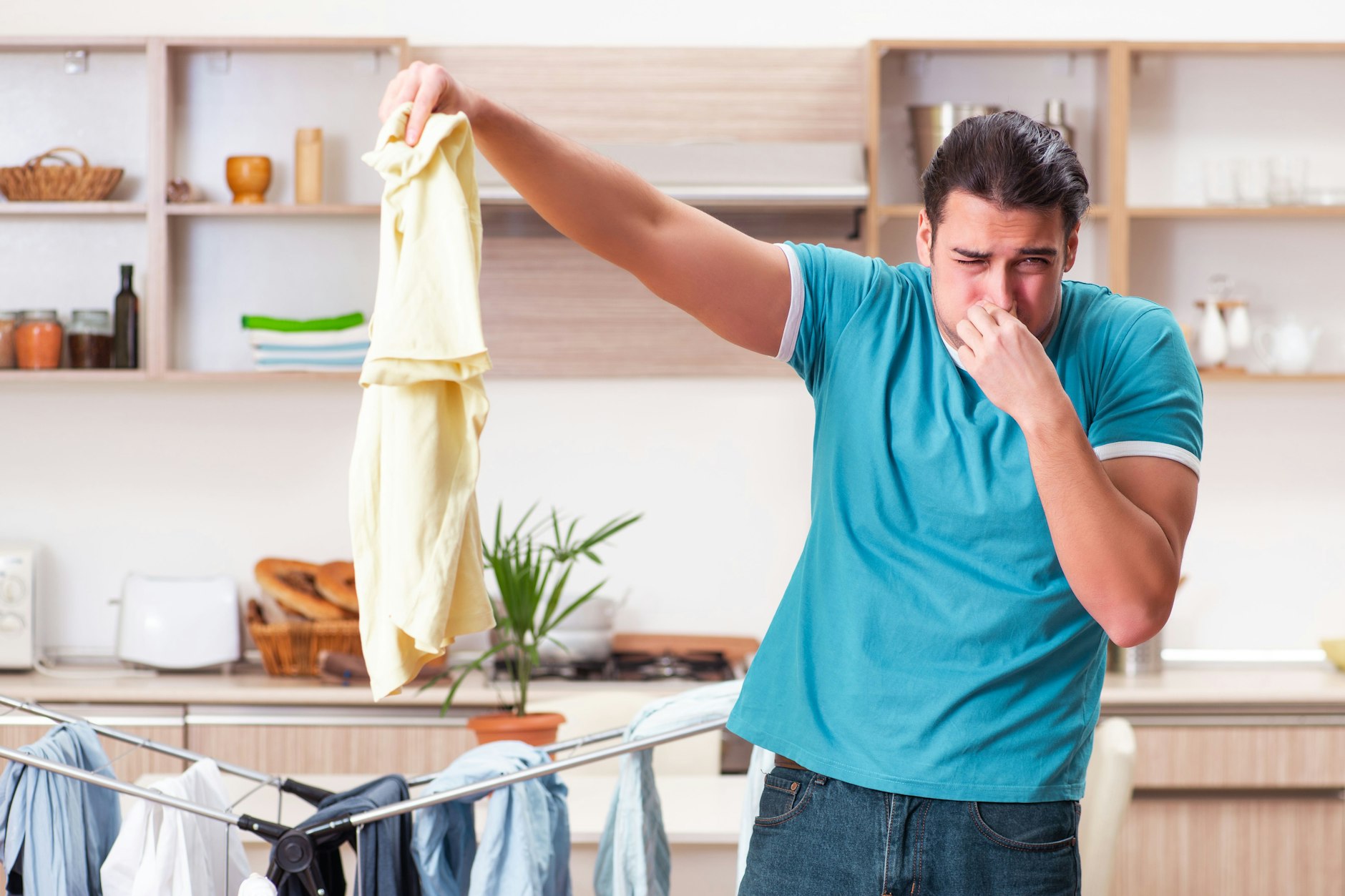 Was tun, wenn die frisch gewaschene Wäsche stinkt? Wir erklären, welche Ursachen das Problem haben kann - und was Sie dagegen tun können.