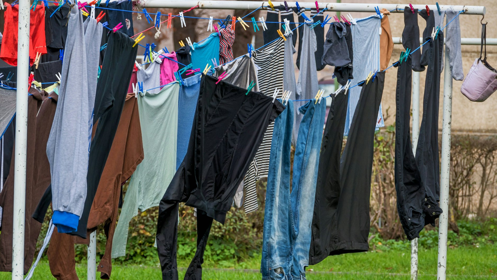 Wer kann, hängt seine Wäsche am besten draußen auf - vor allem im Sommer kann sie so richtig auslüften.