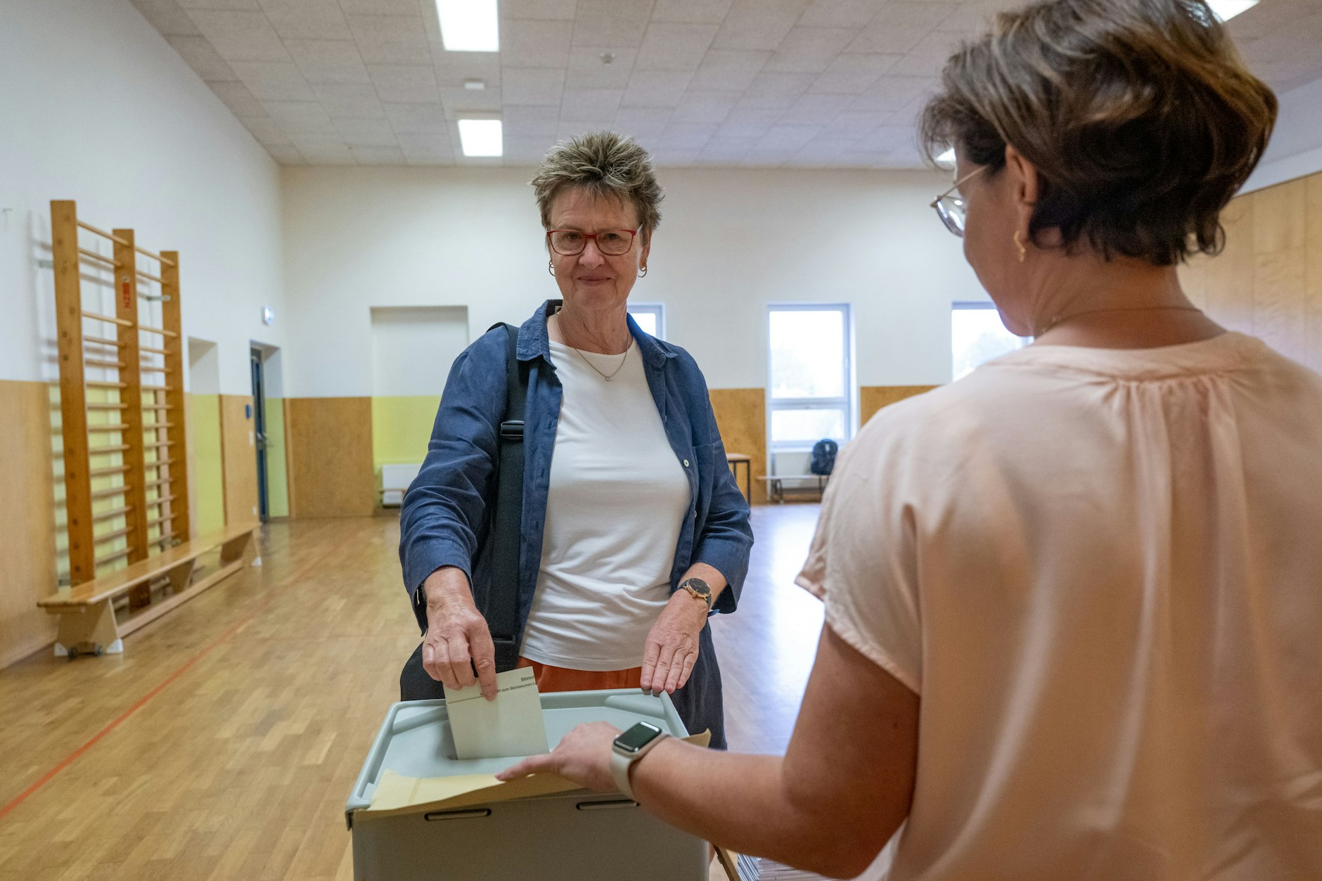 Sabine Zimmermann (BSW) wirft im Wahllokal ihren Stimmzettel in die Wahlurne.&nbsp;