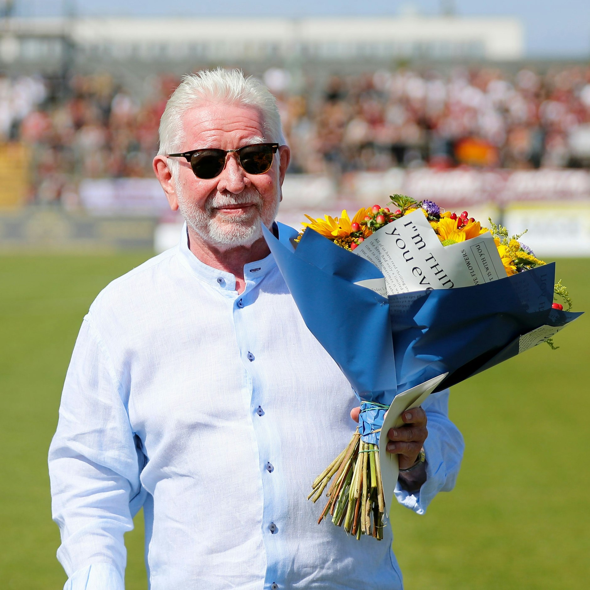 Freut sich nicht nur über Blumen, sondern auch über drei Punkte zum Geburtstag: BFC-Präsident Norbert Uhlig.