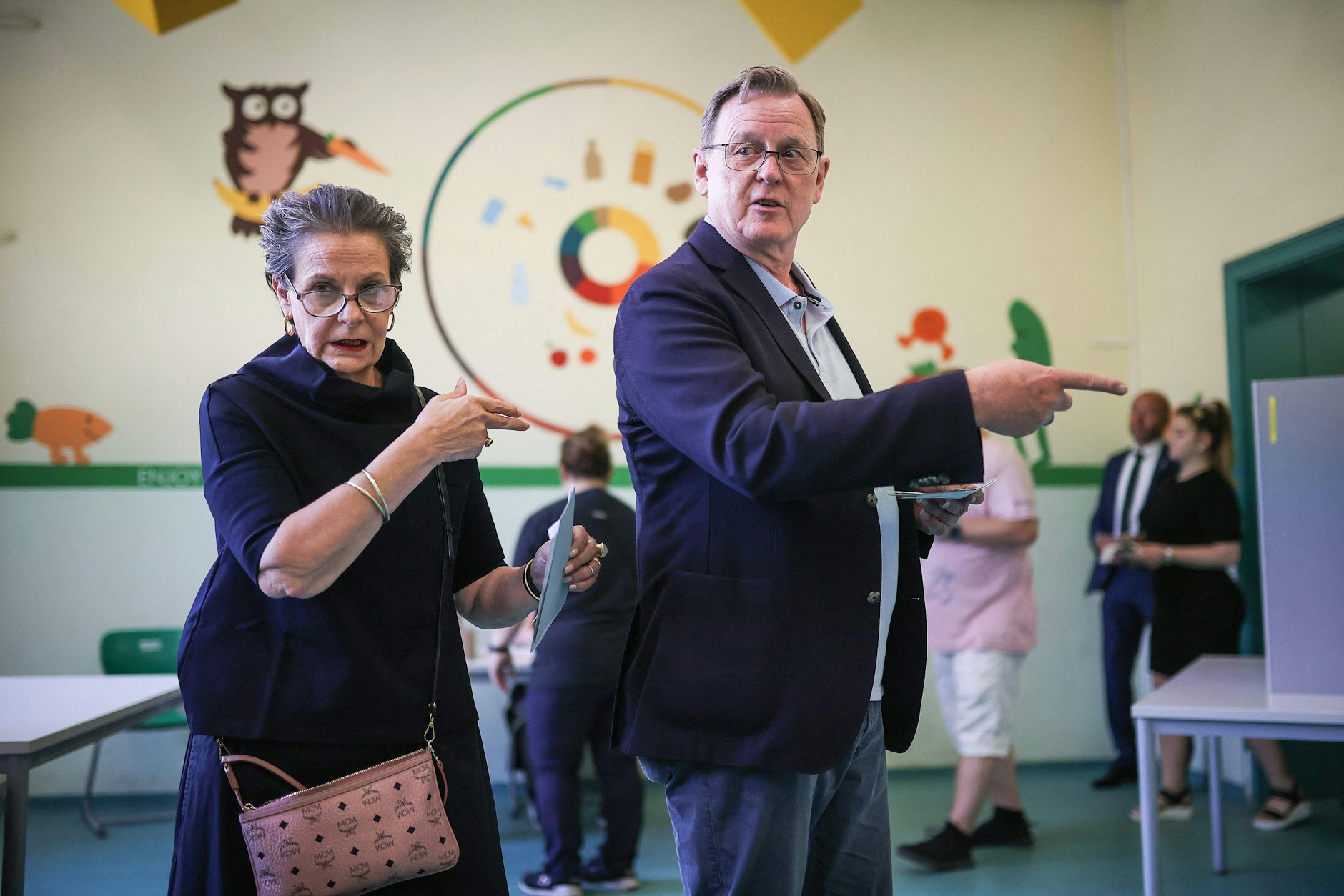 Thüringens Ministerpräsident Bodo Ramelow (Linke) und seine Frau Germana Alberti vom Hofe, während der Stimmabgaben in einem Wahllokal in Erfurt.