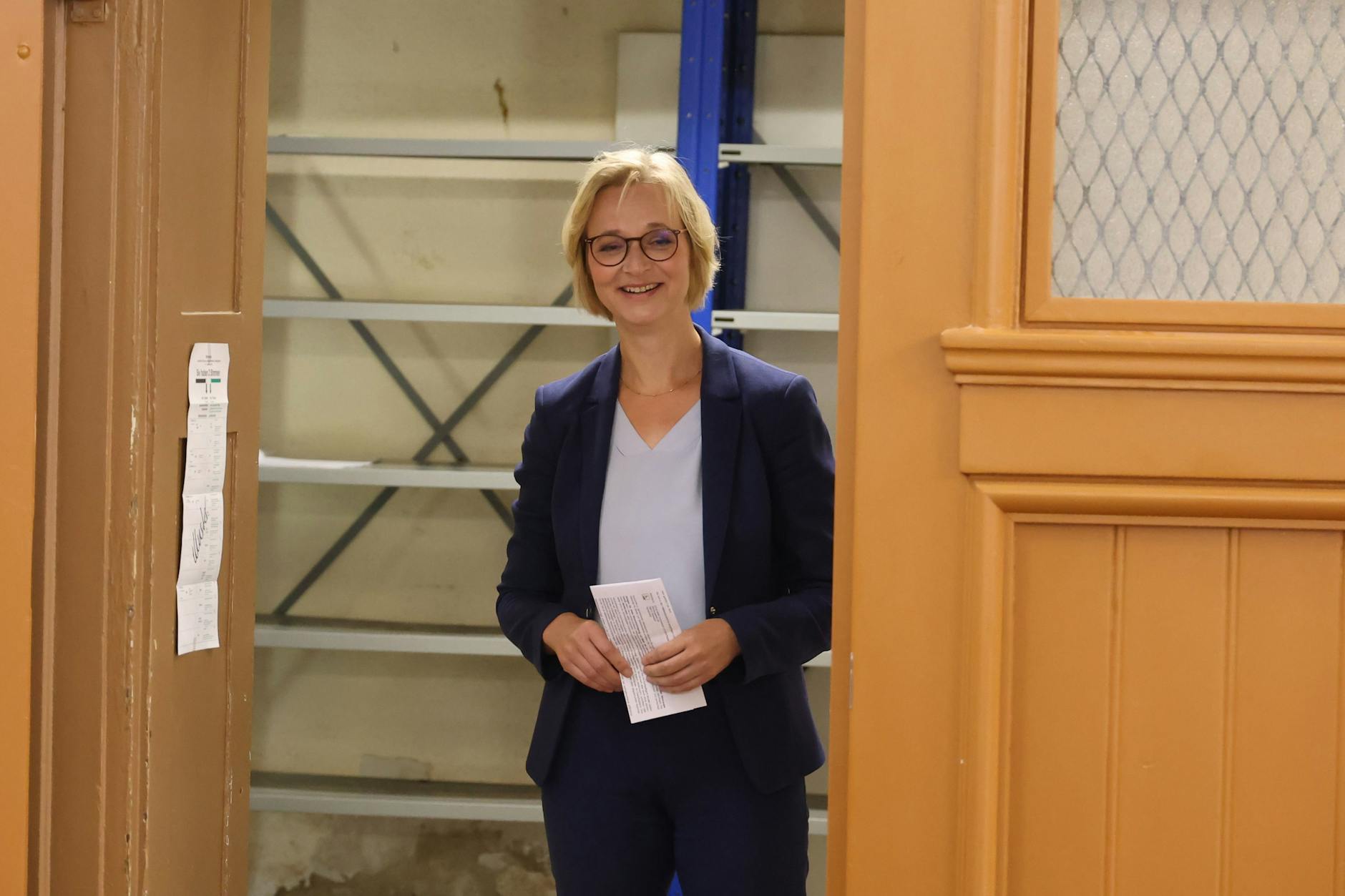 Katja Wolf, Thüringer Spitzenkandidatin des BSW, kommt zur Stimmabgabe in das Wahllokal