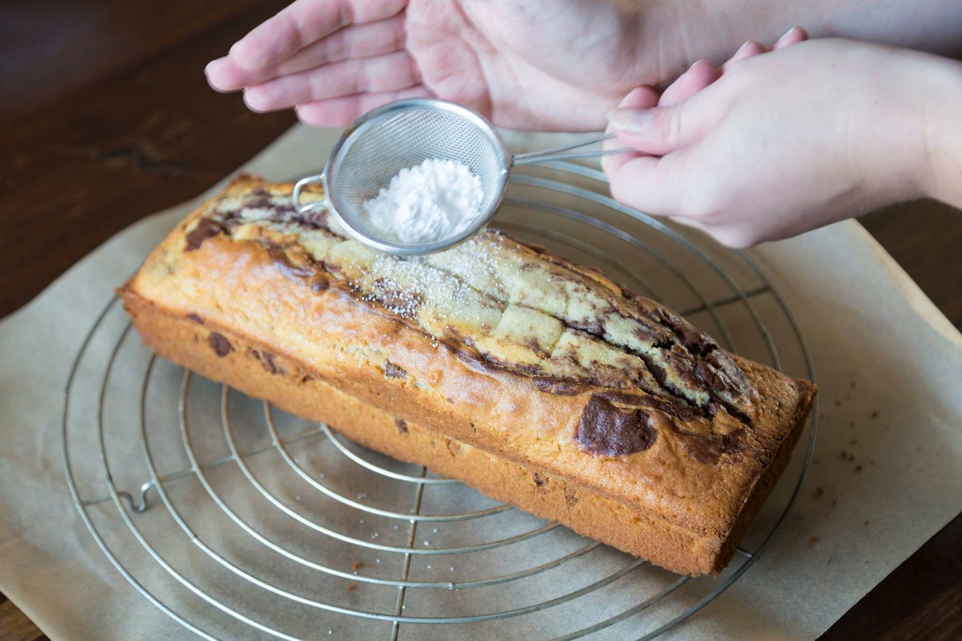 Dieser geniale und einfache Rührkuchen, im DDR-Backbuch Dresdner Kuchen genannt, ist richtig einfach und lecker. Das Rezept setzt auf klassische Zutaten.