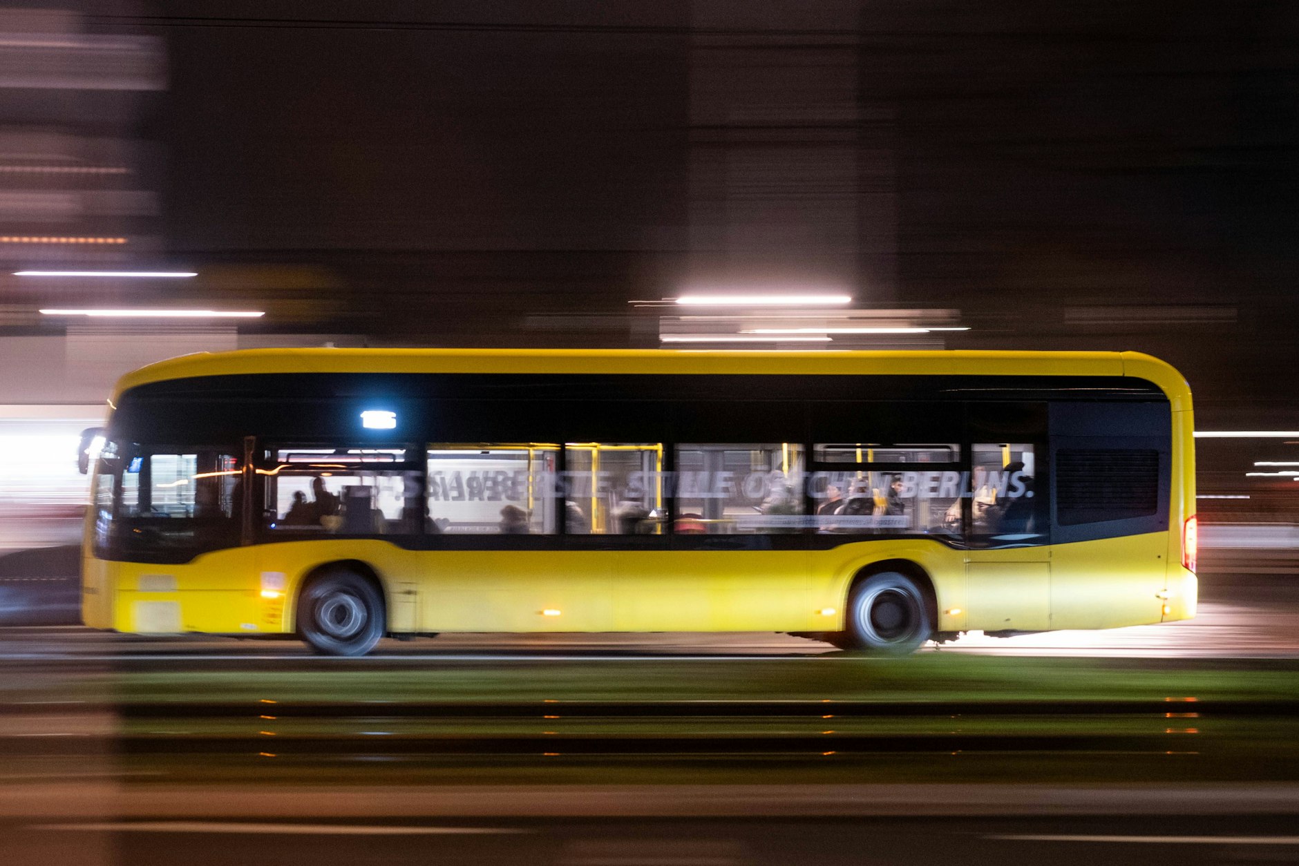 Wer mit dem Bus der BVG fahren will, kann ab Sonntag nicht mehr mit Bargeld bezahlen.