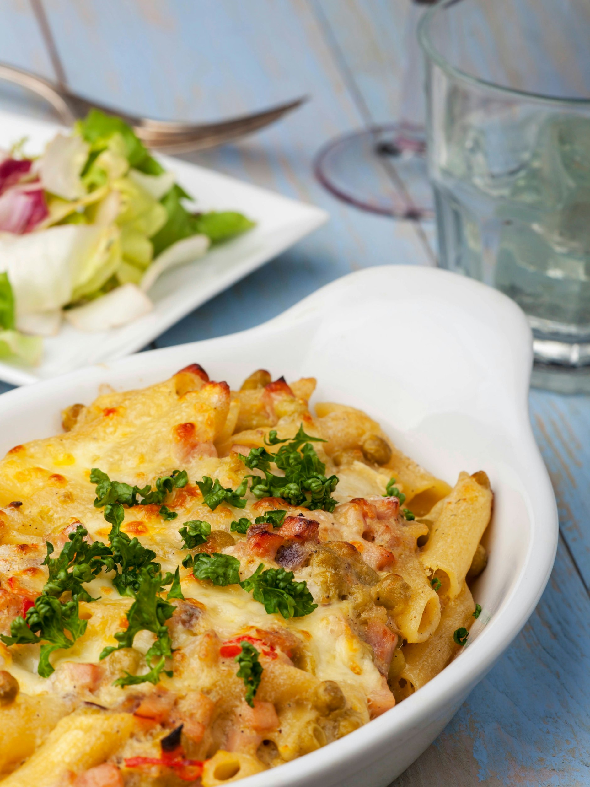 Nudel-Schinken-Gratin ist das perfekte Essen für die ganze Familie. Unser Rezept basiert auf einer klassischen Mehlschwitze.