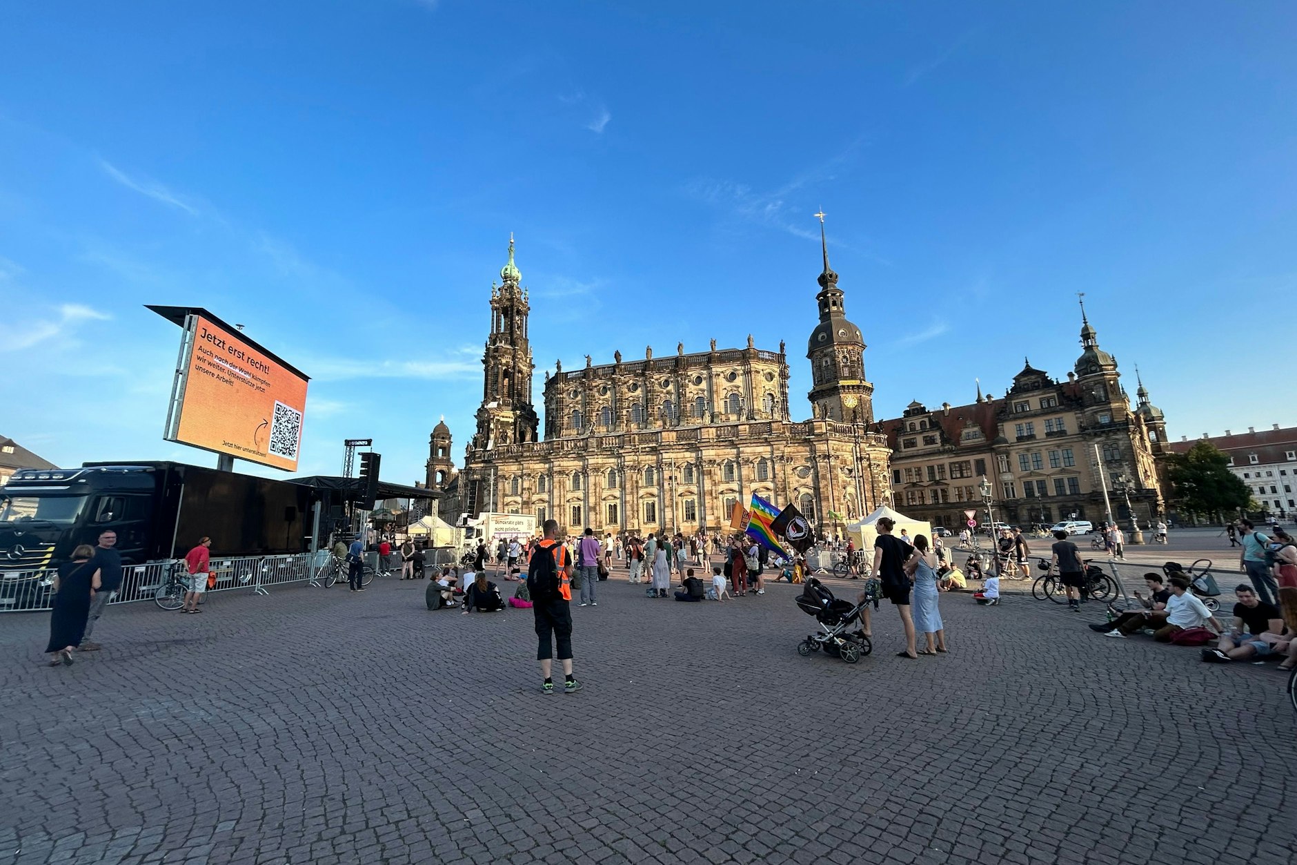 Nur wenige Besucher sind bisher zur Veranstaltung auf dem Theaterplatz gekommen.&nbsp;