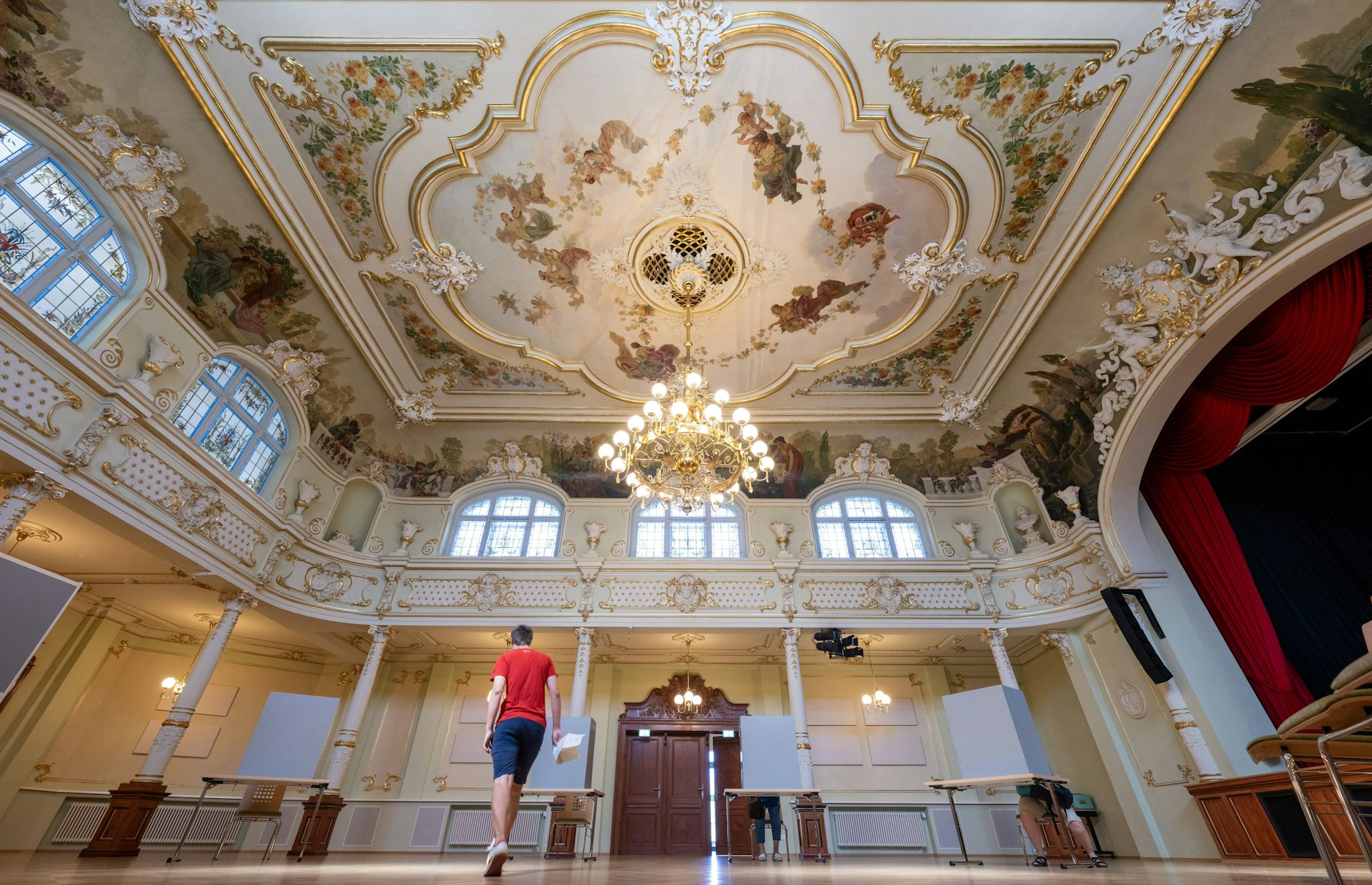 Hainichen: Wählerinnen und Wähler nehmen im Neorokokosaal «Goldener Löwe» in Hainichen an der Landtagswahl teil. Der Ballsaal wurde 1897 seiner glanzvollen Bestimmung übergeben. Schon mehrfach diente er auch als Wahllokal