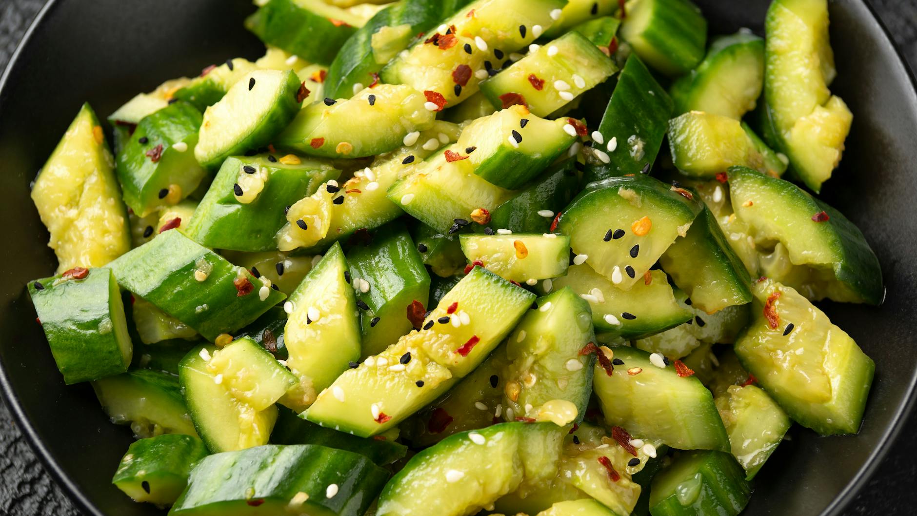 Beim Smashed Gurkensalat werden die Salatgurken in grobe Stücke geschnitten - es macht das Rezept sehr einfach.
