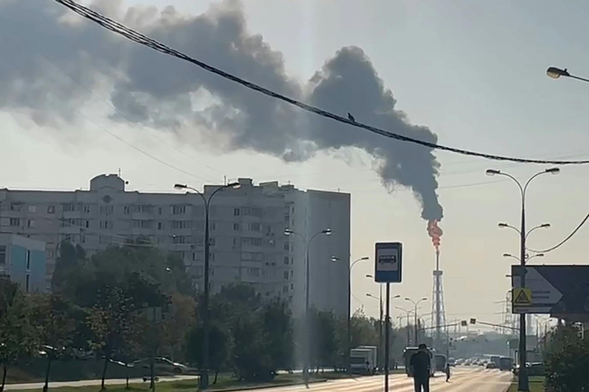 Rauchentwicklung über der Kapotnja-Ölraffinerie in der Nähe von Moskau nach einem mutmaßlichen ukrainischen Drohnenangriff.