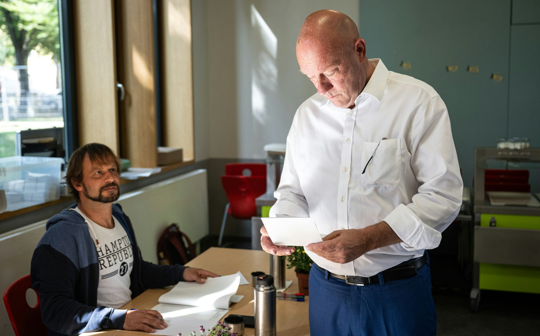 Weimar: Thomas Kemmerich (FDP), Fraktions- und Landesvorsitzender und Spitzenkandidat, schaut auf einen Stimmzettel.