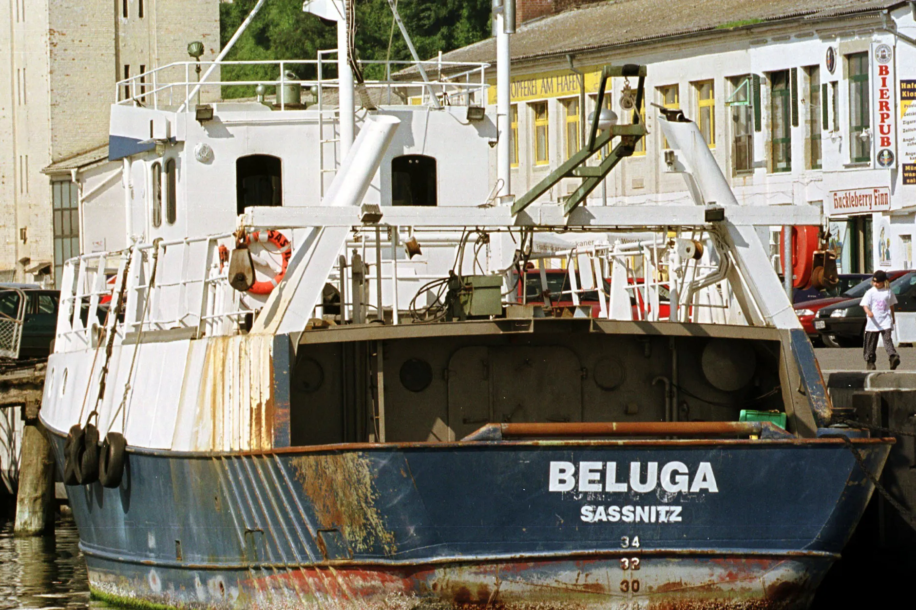 24. Juli 2000: Der aus der Ostsee geborgene Fischkutter „Beluga“ liegt im Sassnitzer Stadthafen