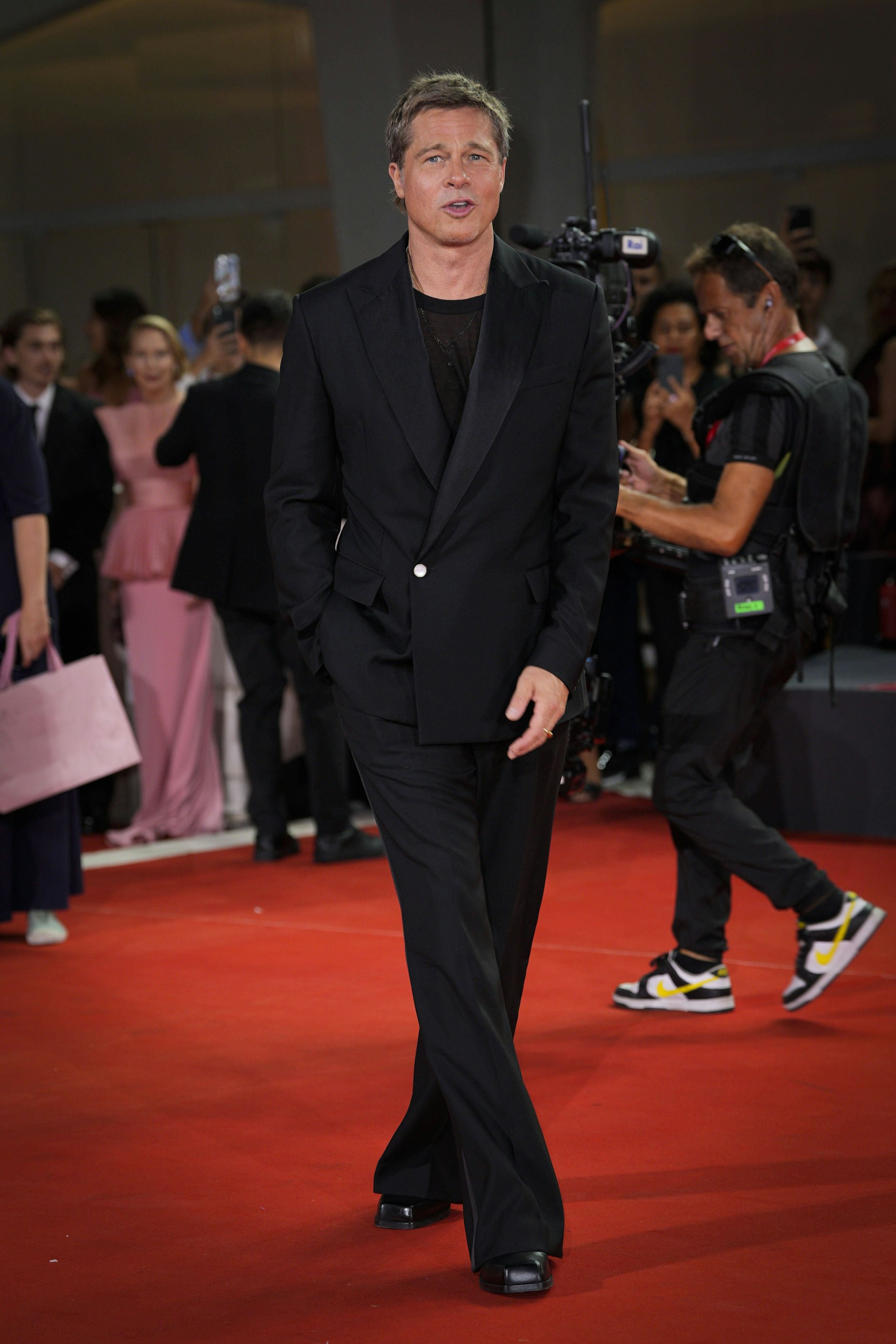 <strong>TOP:</strong> Anders als ihre Kolleginnen werden die Herren aus Hollywood nur selten gefragt, woher denn eigentlich ihre Garderobe kommt. Schade – denn im Fall von <strong>Brad Pitt</strong> hätten wir das wirklich gern gewusst. Sein wie ein Doppelreiher geschnittenes und doch nur von einem Knopf geschlossenes Jackett wirkt ungemein modern; schön auch, dass der farblich abgesetzte Knopf wie eine Art Schmuckstück wirkt. Dazu nur noch eine lässig-weite Hose und ein semitransparentes Shirt – fertig ist der zeitgemäße Red-Carpet-Look. Finden wir gut!