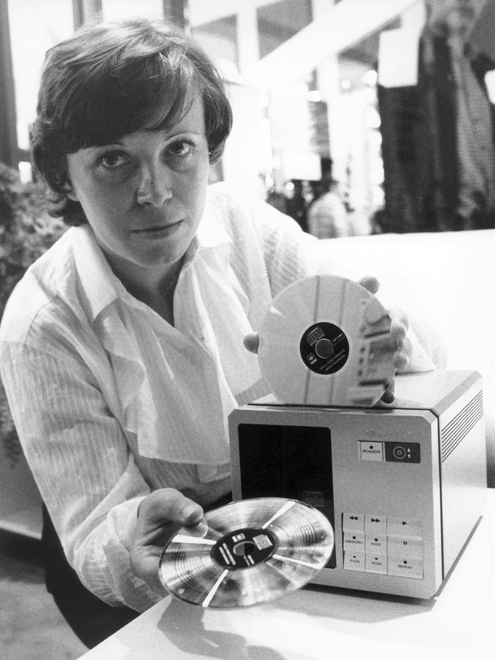 Ob sich das durchsetzt, fragte man sich Anfang der 80er-Jahre; Ein CD-Player, zu Beginn noch digitaler Plattenspieler genannt, wird am 1981 auf der IFA vorgestellt. 