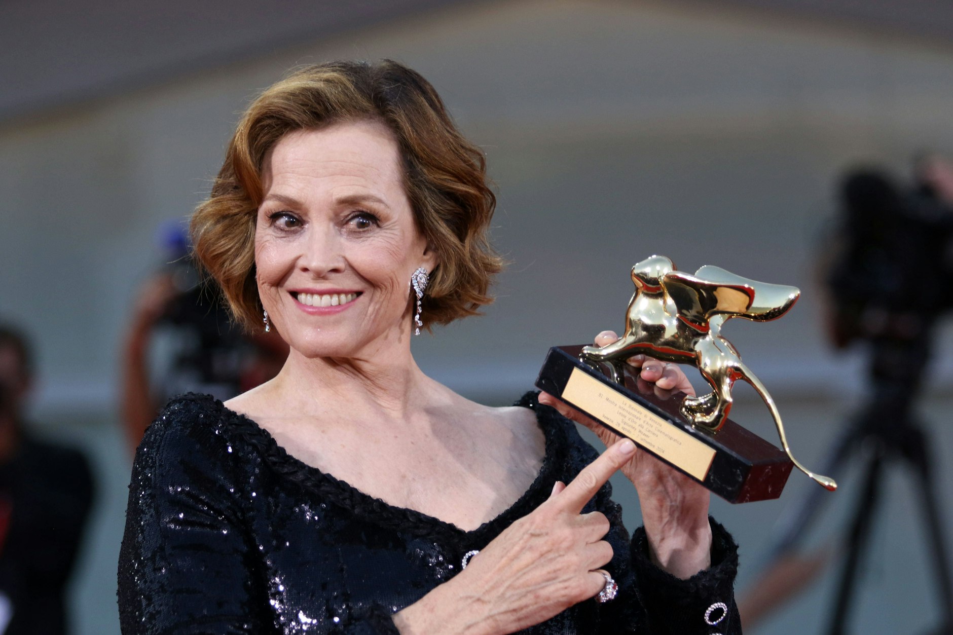 Konnte in Venedig den Goldenen Löwen, mit ihrem Kleid aber leider keinen Blumentopf gewinnen: Sigourney Weaver.