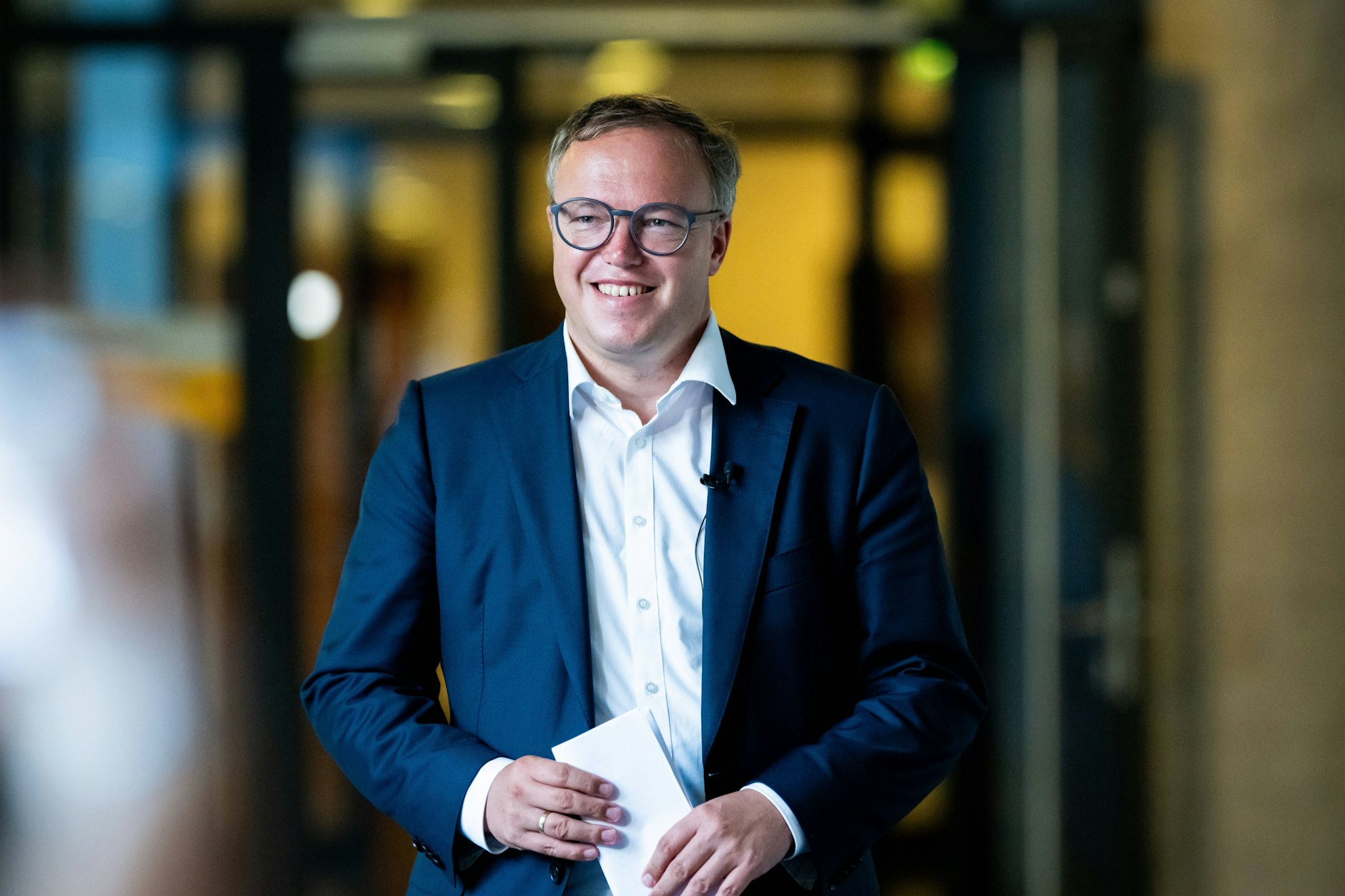 Der Landesvorsitzende der Thüringer CDU, Mario Voigt, ist am Montag auf dem Weg zur Sitzung.