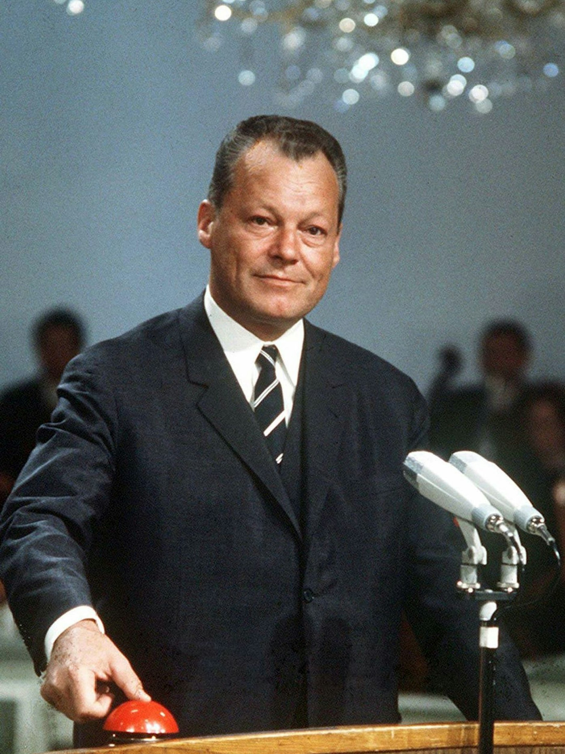 Mit einem symbolischen Knopfdruck startet der damalige deutsche Vizekanzler Willy Brandt auf der 25. Deutschen Funkausstellung das Farbfernsehen. 