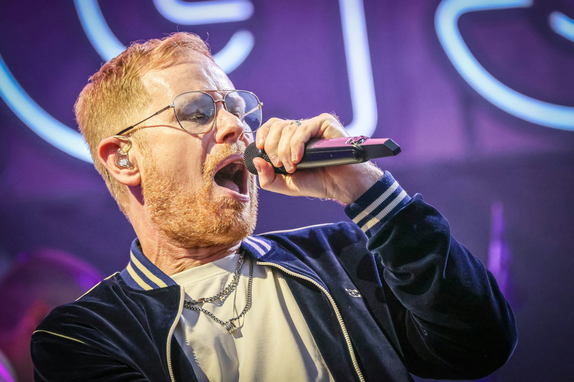 Peter Fox spielt live im Schwimmbad.