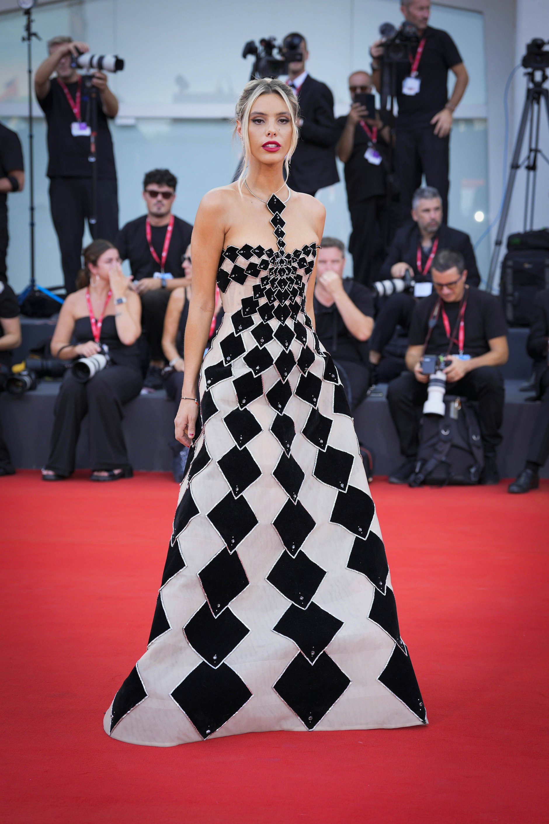 <strong>FLOP:</strong>&nbsp;Die Schauspielerin und Sängerin <strong>Lele Pons</strong> trägt eine Robe von Phan Huy und konnte sich darin nicht entscheiden, ob sie als Flugzeugträger, Waldorf-Schulen-Mobile oder Spielkarte über den roten Teppich wandeln soll. Wir wissen es auch nicht, aber so richtig glücklich sieht die Venezolanerin mit ihrer Wahl auch nicht aus.
