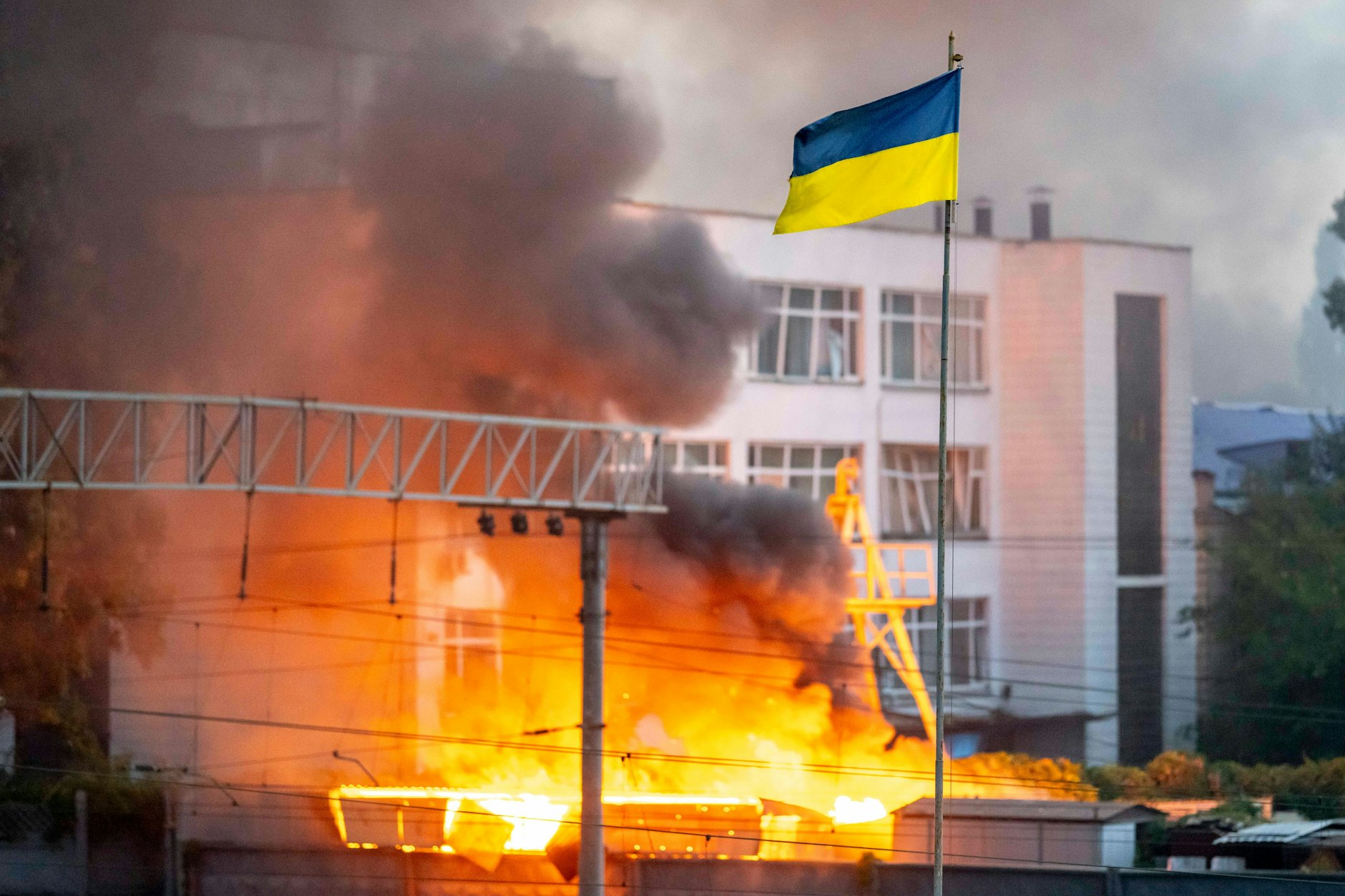 Kiew: Nach einem russischen Luftangriff ist ein Feuer ausgebrochen.