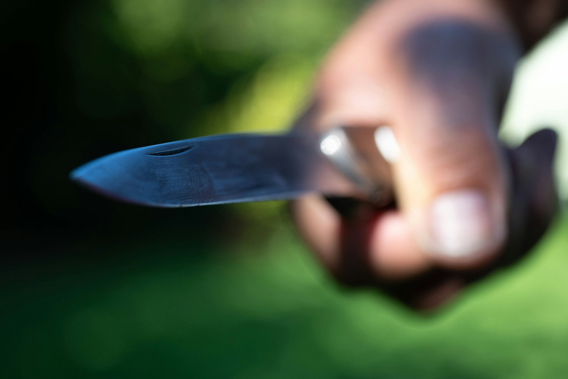 Missverständnis aufgeklärt: Ein weit verbreiteter Screenshot behauptete, die Berliner Polizei empfehle, bei einem Angriff durch Singen den Täter zu irritieren. Die Polizei stellte klar, dass diese Methode seit 2023 nicht mehr zu ihren offiziellen Empfehlungen gehört und für den Umgang mit gewalttätigen Angriffen nicht geeignet ist.