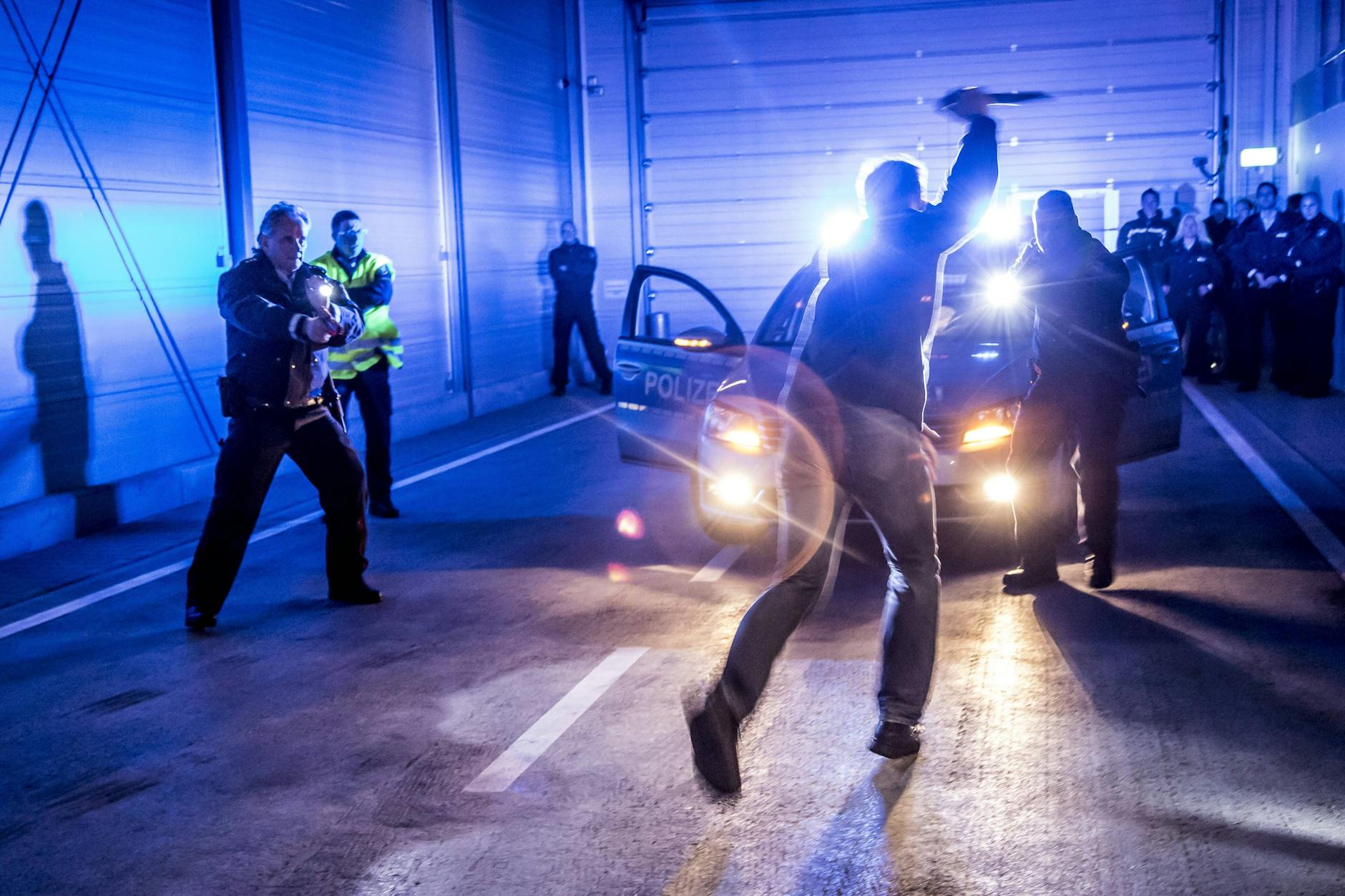Verwirrung um Polizeitipps: Ein missverständlicher Screenshot verbreitete die falsche Empfehlung, Angreifer durch Singen abzuschrecken. Die Berliner Polizei korrigierte diese Information und betonte, dass Singen seit 2023 nicht mehr Teil ihrer Strategien zur Gewaltprävention ist. Stattdessen setzt die Polizei auf erprobte Techniken zur Deeskalation.