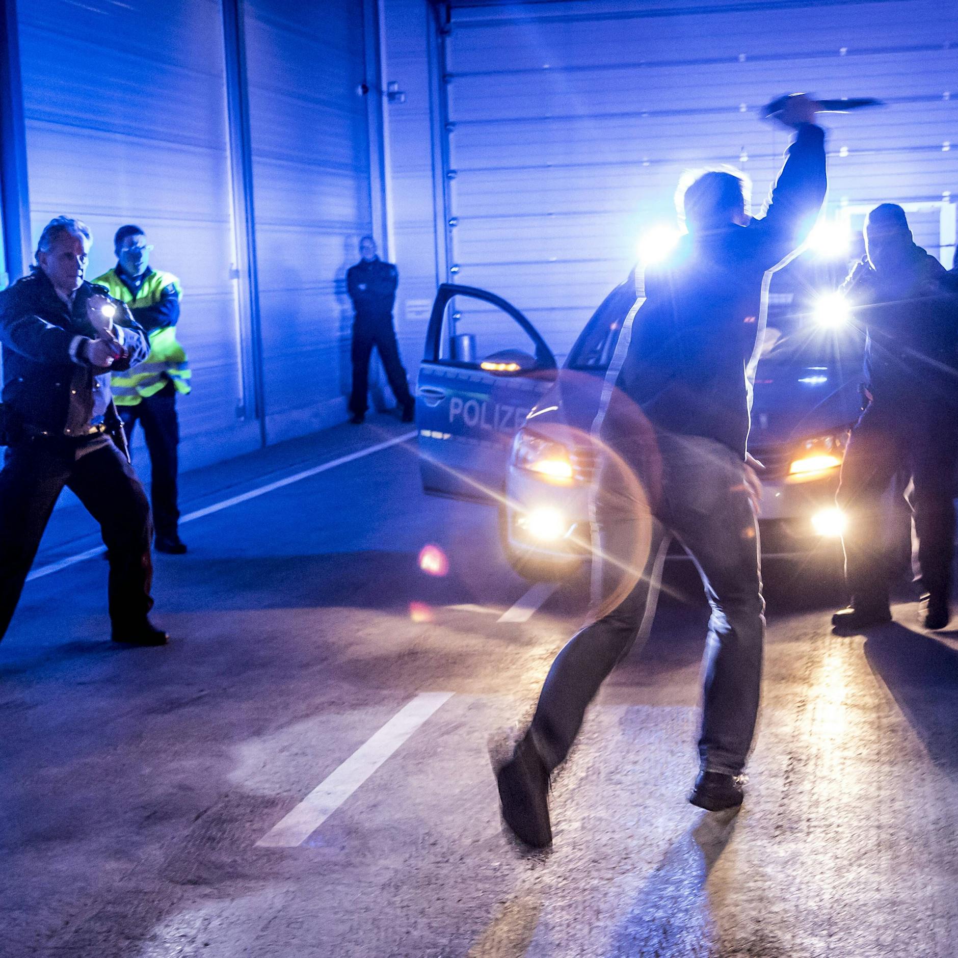 Polizei rudert zurück: „Singen bei Messerangriffen keine offizielle Taktik“