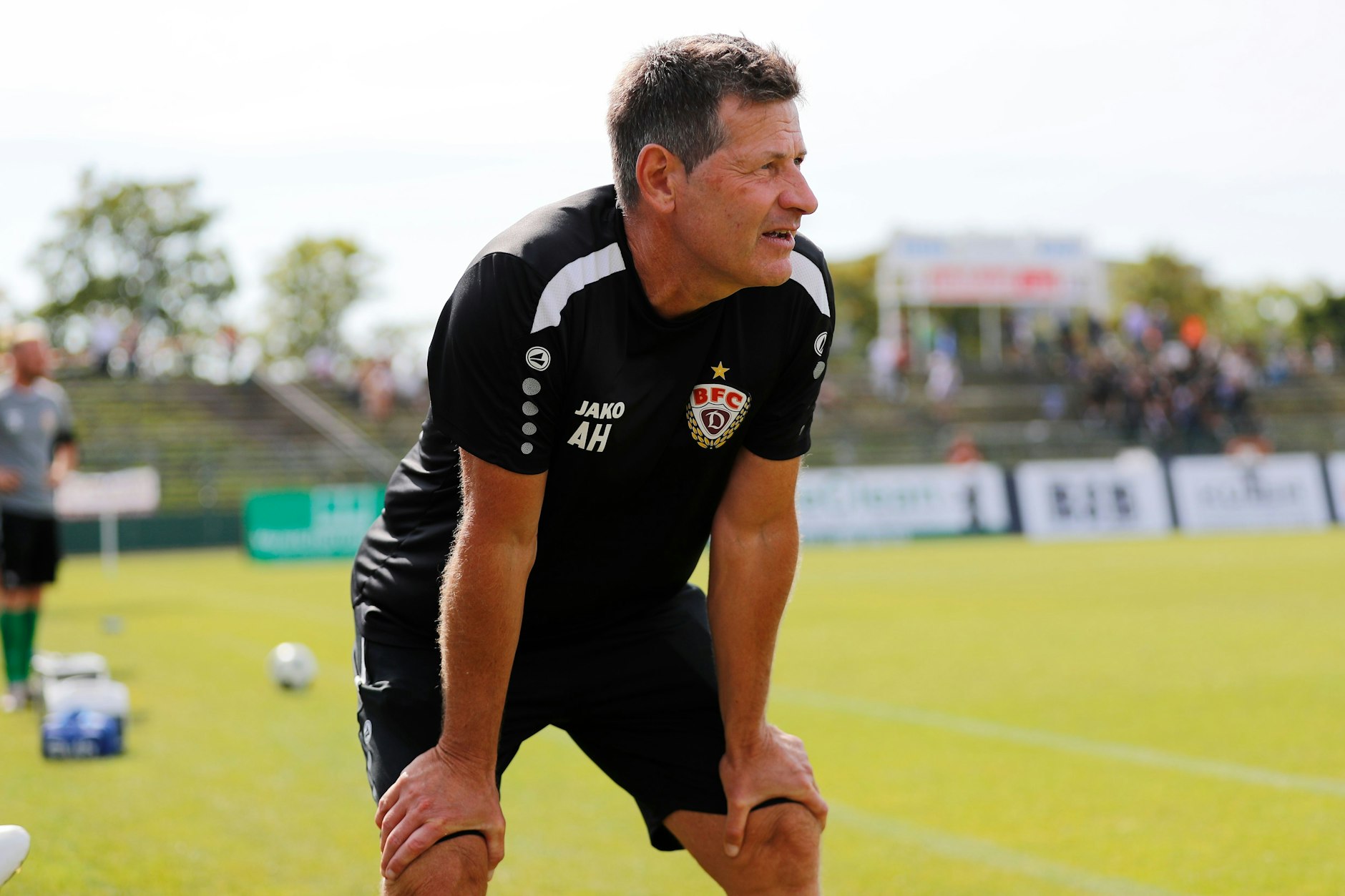 Auch beim 2:0 gegen Hertha 03 Zehlendorf versucht Andreas Heraf seinen schmerzenden Rücken so gut es geht zu entlasten.