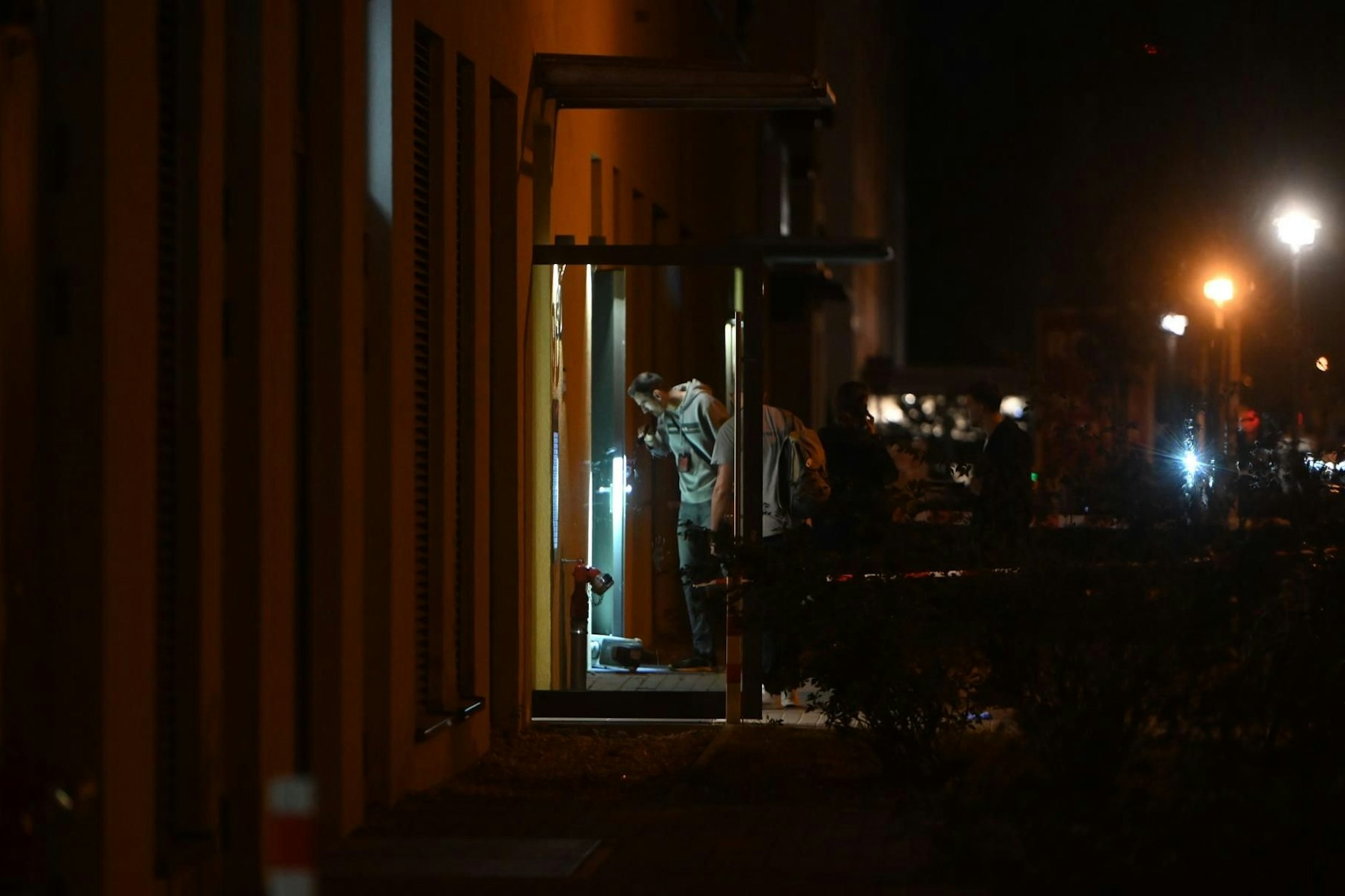 In der Nacht zum Sonnabend wurde in einem Hochhaus in Friedrichsfelde eine Frau niedergestochen.