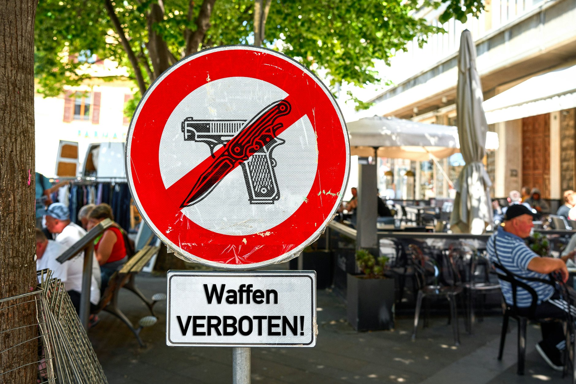Falschinformation über Singen zur Abwehr von Angreifern: Ein weitverbreiteter Screenshot suggerierte, dass die Berliner Polizei das Singen als Methode zur Selbstverteidigung empfiehlt. Die Polizei Berlin stellte jedoch klar, dass diese Empfehlung seit 2023 nicht mehr gültig ist und rät stattdessen zu Deeskalationsmethoden, die auf Erfahrung und Expertise basieren.