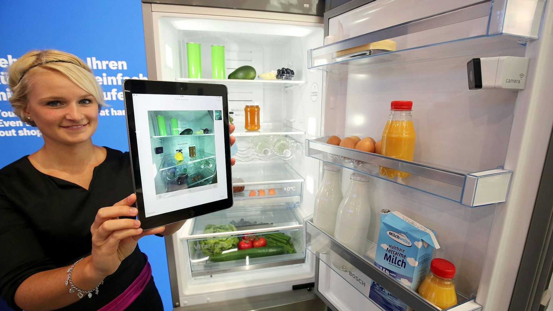 Cooler Kühlschrank. Per eingebauter Kamera versendet er Fotos des Inhalts mittels einer App auf ein Tablet oder Smartphone. 