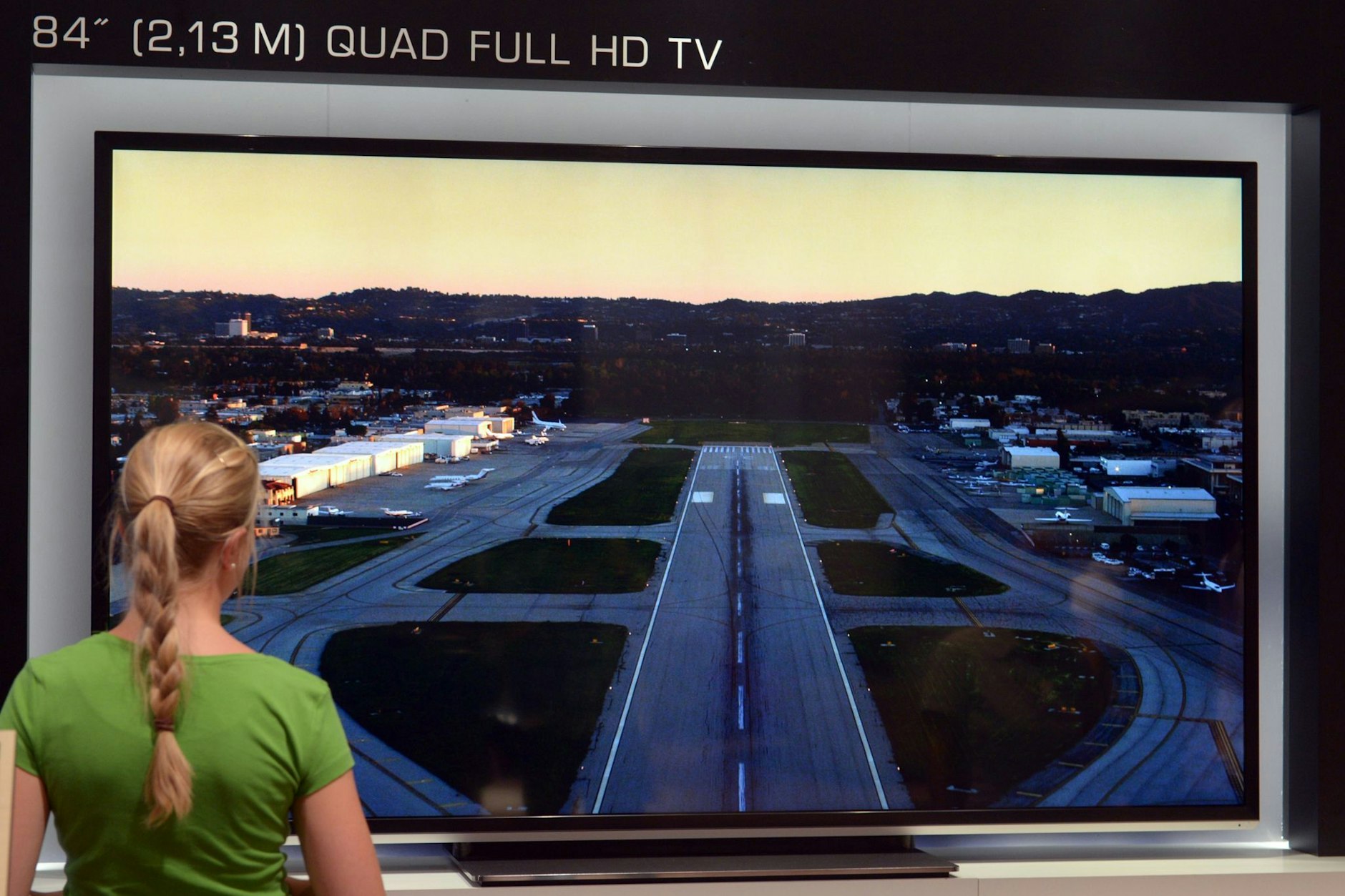 Fettes Teil: Toshiba zeigt einen 84 Zoll Quad Full HD-Fernseher auf der Internationalen Funkausstellung.