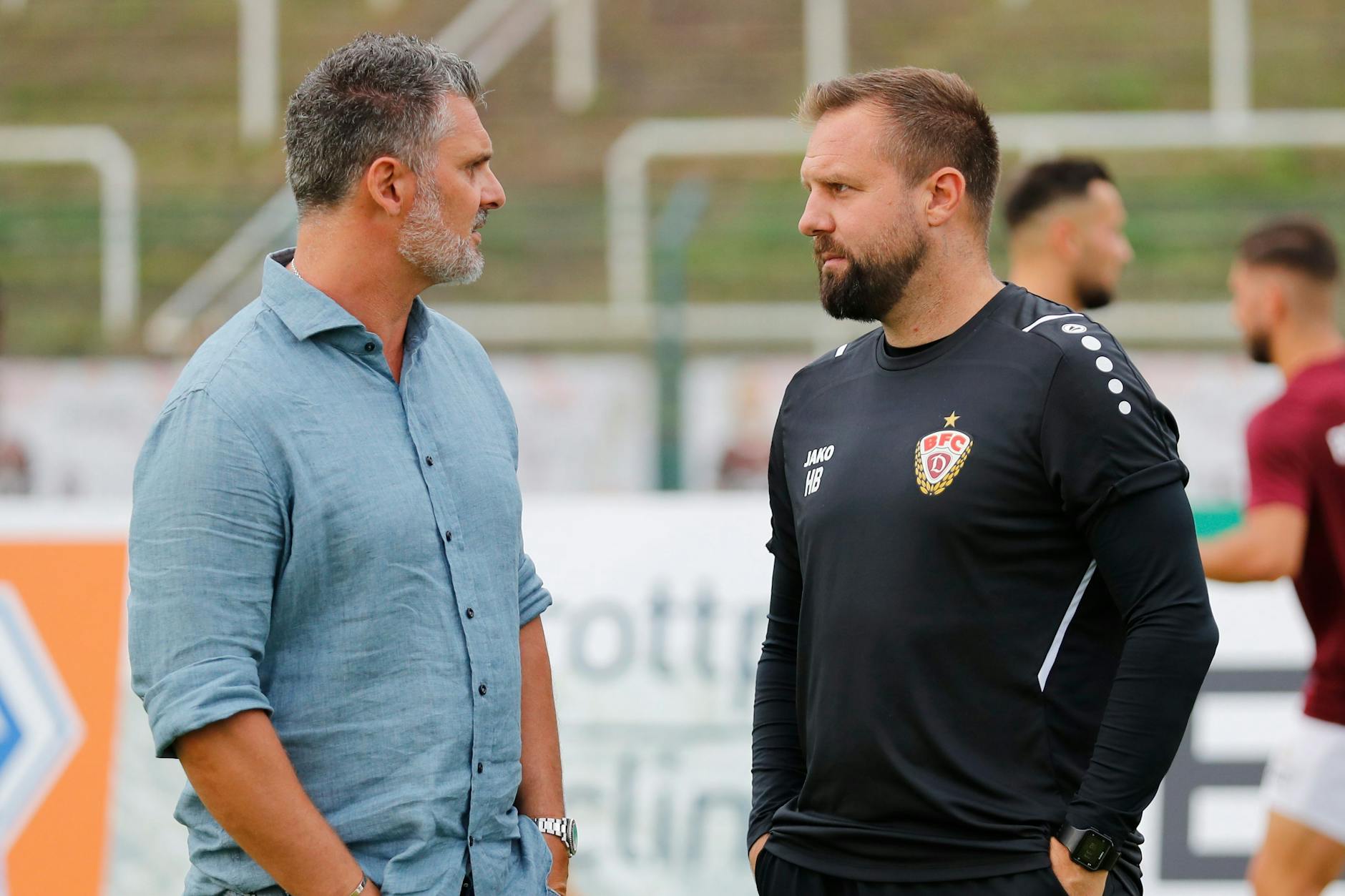 Sportchef Angelo Vier (l.) guckt Heiner Backhaus ganz fest in Augen. Für den Vor-Vorgänger von Andreas Heraf war auch an einem 2. September Feierabend im Sportforum.
