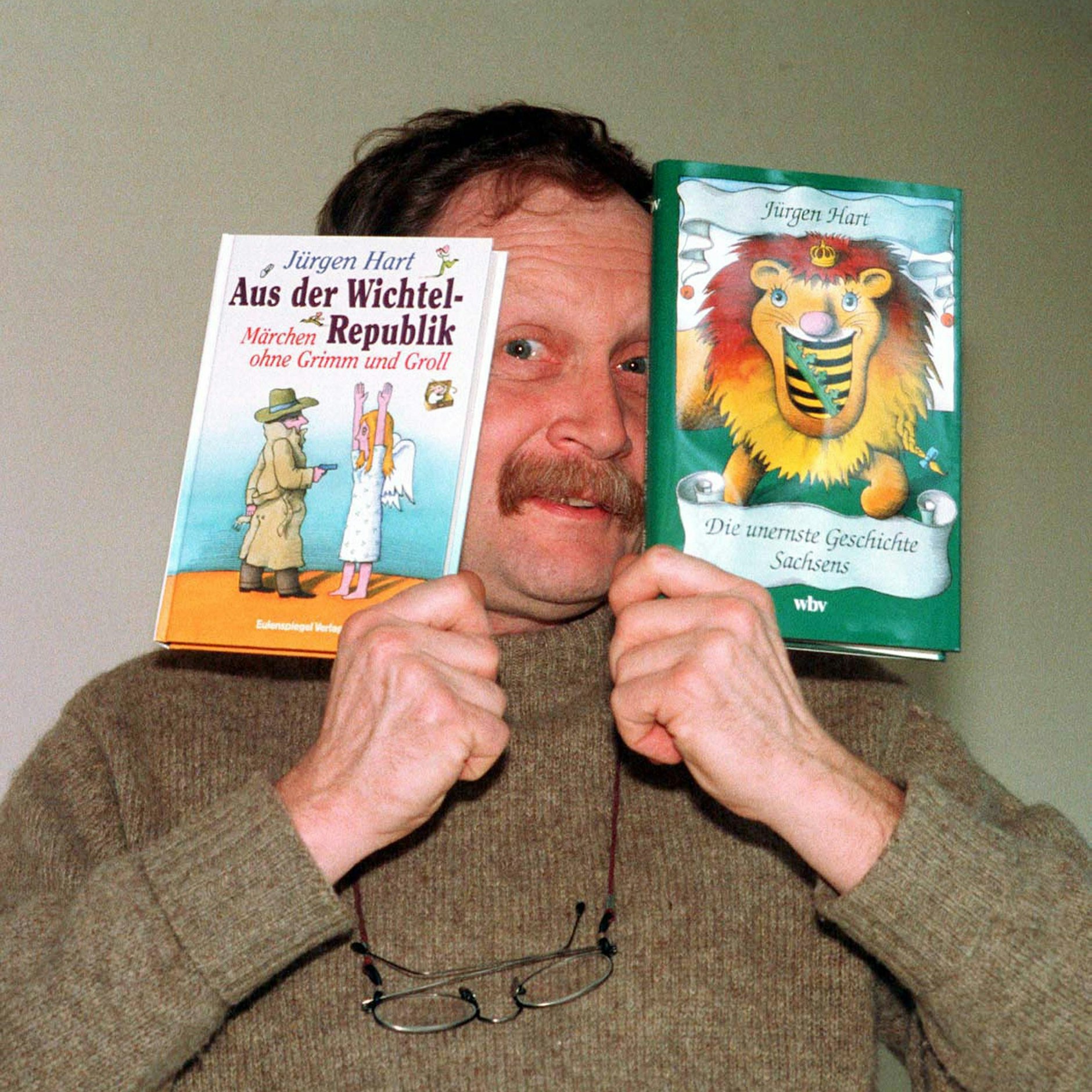 In den 90ern wurde Jürgen Hart auch zum Buchautor: „Aus der Wichtelrepublik“ und „Die unernste Geschichte Sachsens“ sind zwei seiner Bücher.