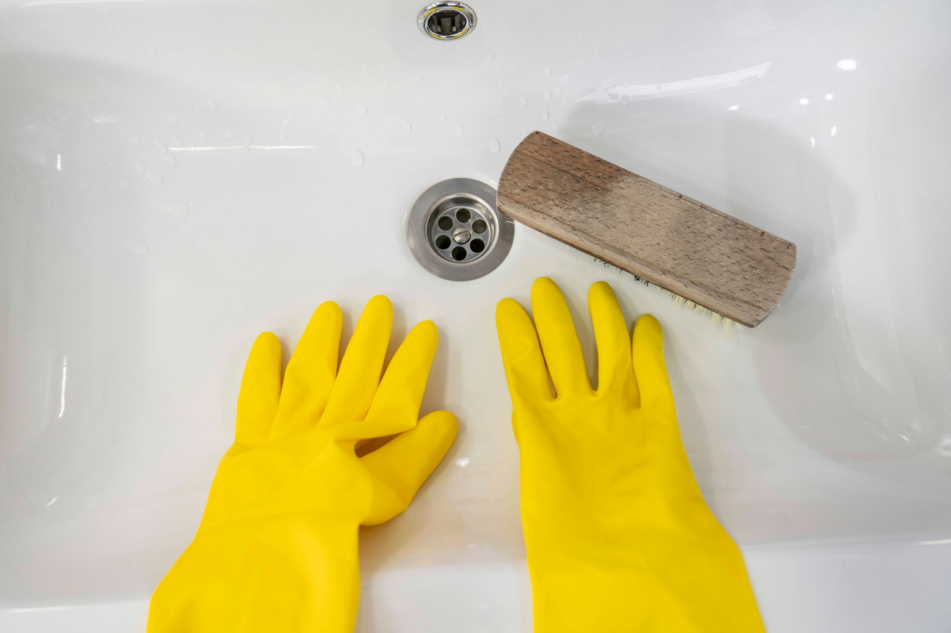 Sie haben alles gegeben – das Bad ist gründlich geschrubbt, die Fliesen poliert, die Armaturen glänzen, und dennoch wabert ein widerlicher Geruch durch den Raum. Ein unerträglicher Gestank, der an Abflussprobleme erinnert und die frisch gereinigte Atmosphäre sofort zunichtemacht. So werden Sie den Geruch los!