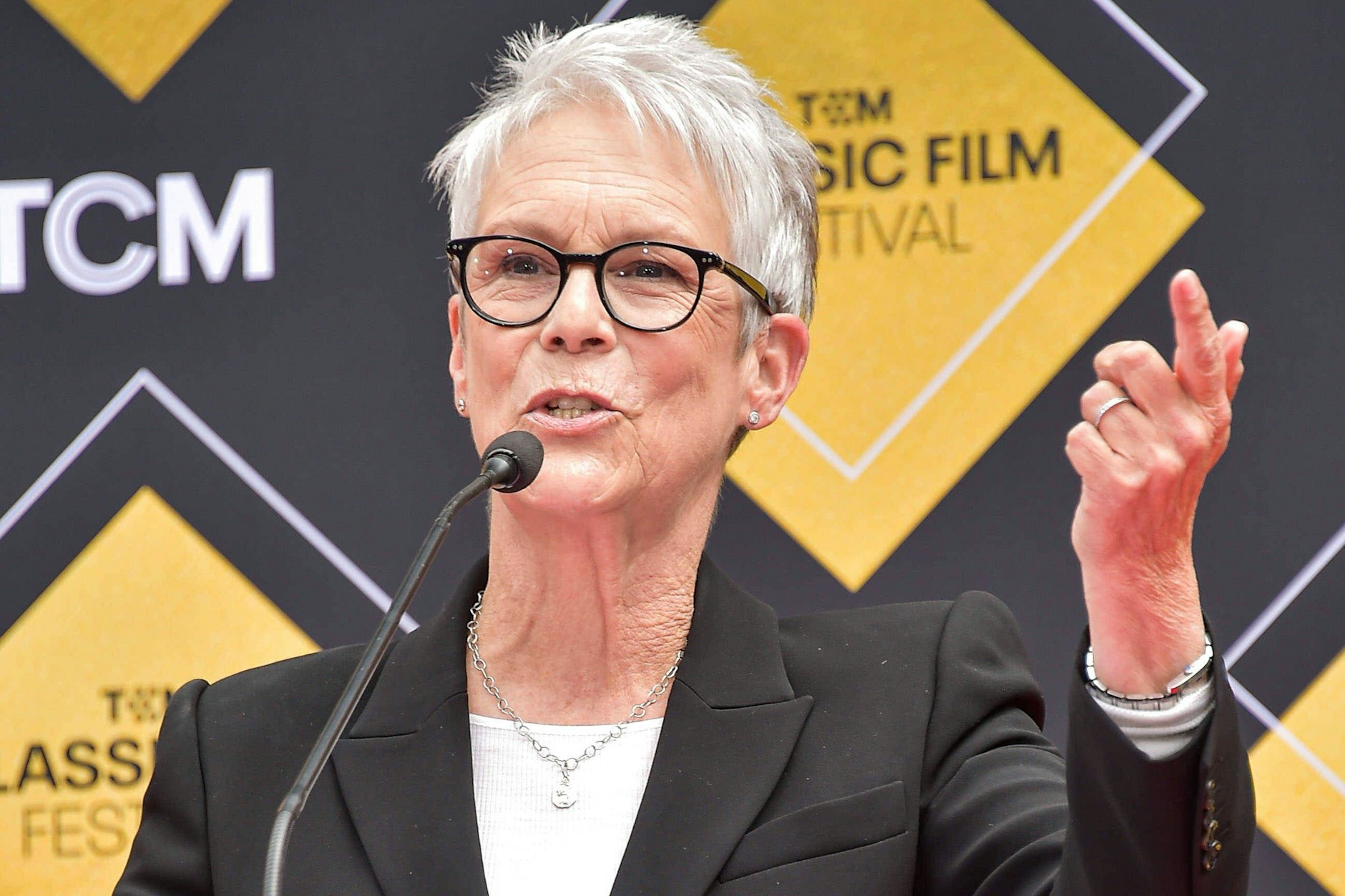 Jamie Lee Curtis ist eine der berühmtesten Schauspielerinnen unserer Zeit - und das nicht nur im Horror-Bereich. Auch ihre Mutter spielte in einer der bekanntesten Filmszenen die Hauptrolle.