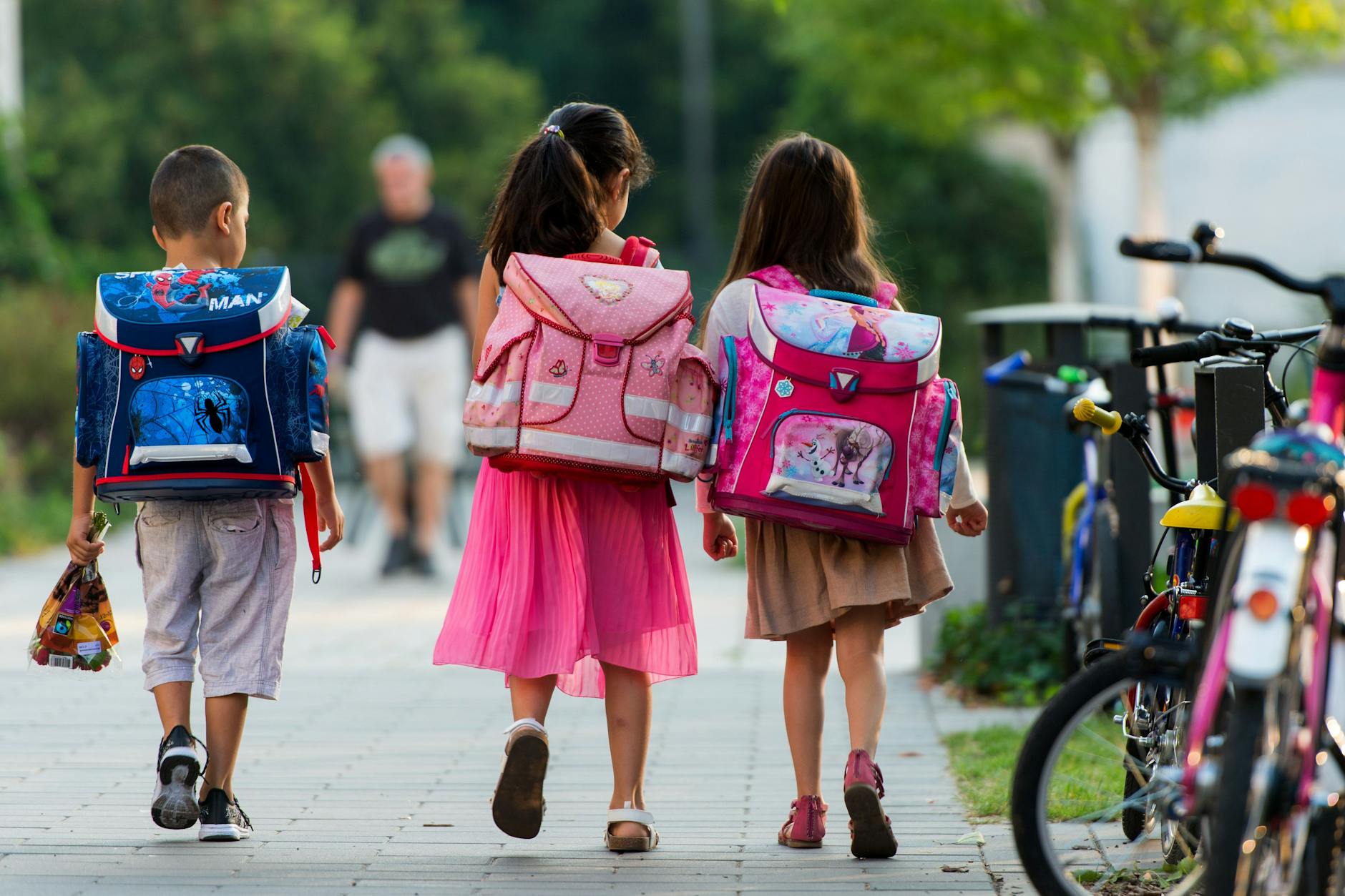 Kinder auf dem Weg zur Schule. Allein aus dem Bezirk Pankow müssen Hunderte Mädchen und Jungen jeden Tag in einen anderen Bezirk zur Schule pendeln.