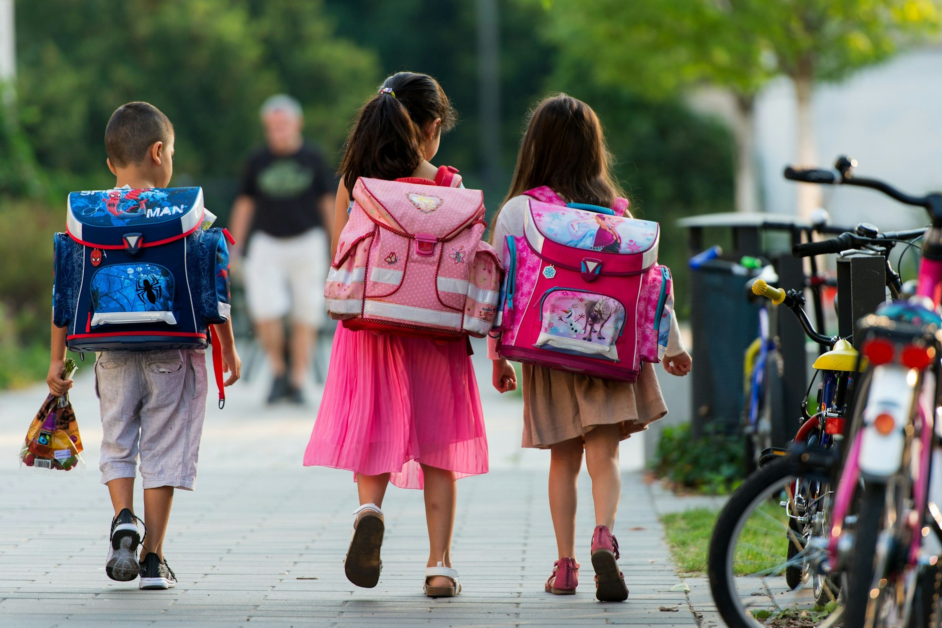 Kinder auf dem Weg zur Schule. Allein aus dem Bezirk Pankow müssen Hunderte Mädchen und Jungen jeden Tag in einen anderen Bezirk zur Schule pendeln.