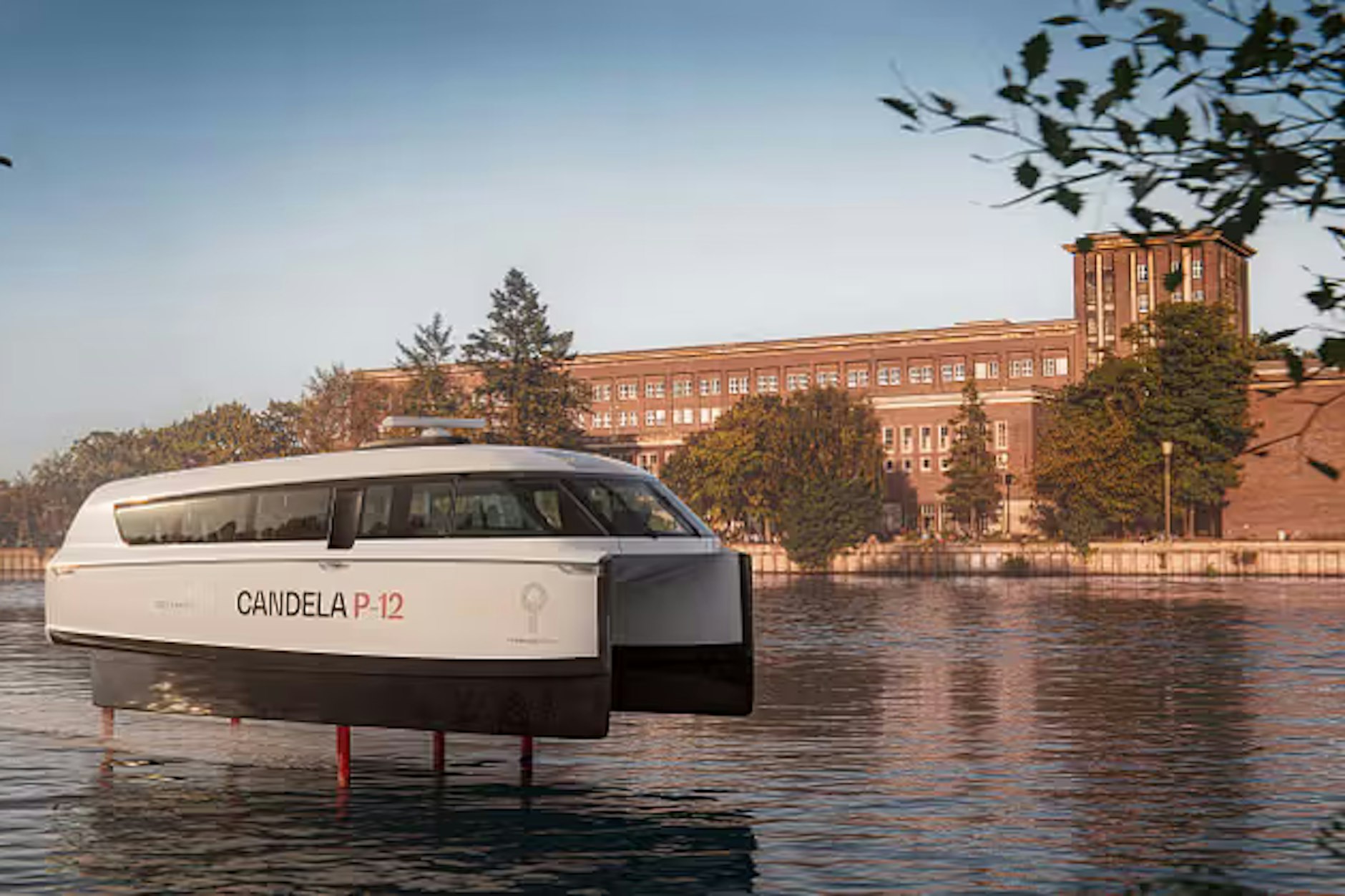 Elektrisch auf der Spree unterwegs: Die Simulation zeigt eine Schnellfähre P-12 vor dem Funkhaus Berlin an der Nalepastraße. Das Wasserfahrzeug soll Mitte des nächsten Jahres geliefert werden.