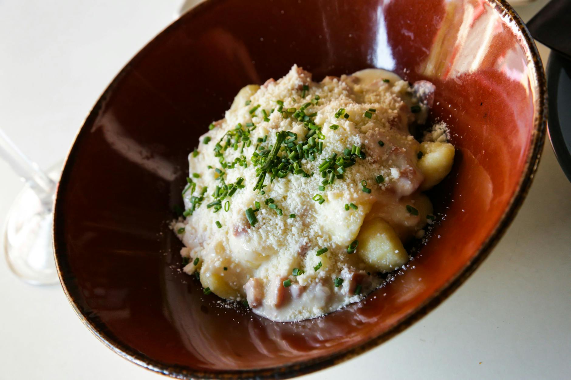 Gnocchi mit Carbonara und einer ordentlichen Portion Parmesan: Dieses Rezept ist ein echter Knaller für den Sommer!